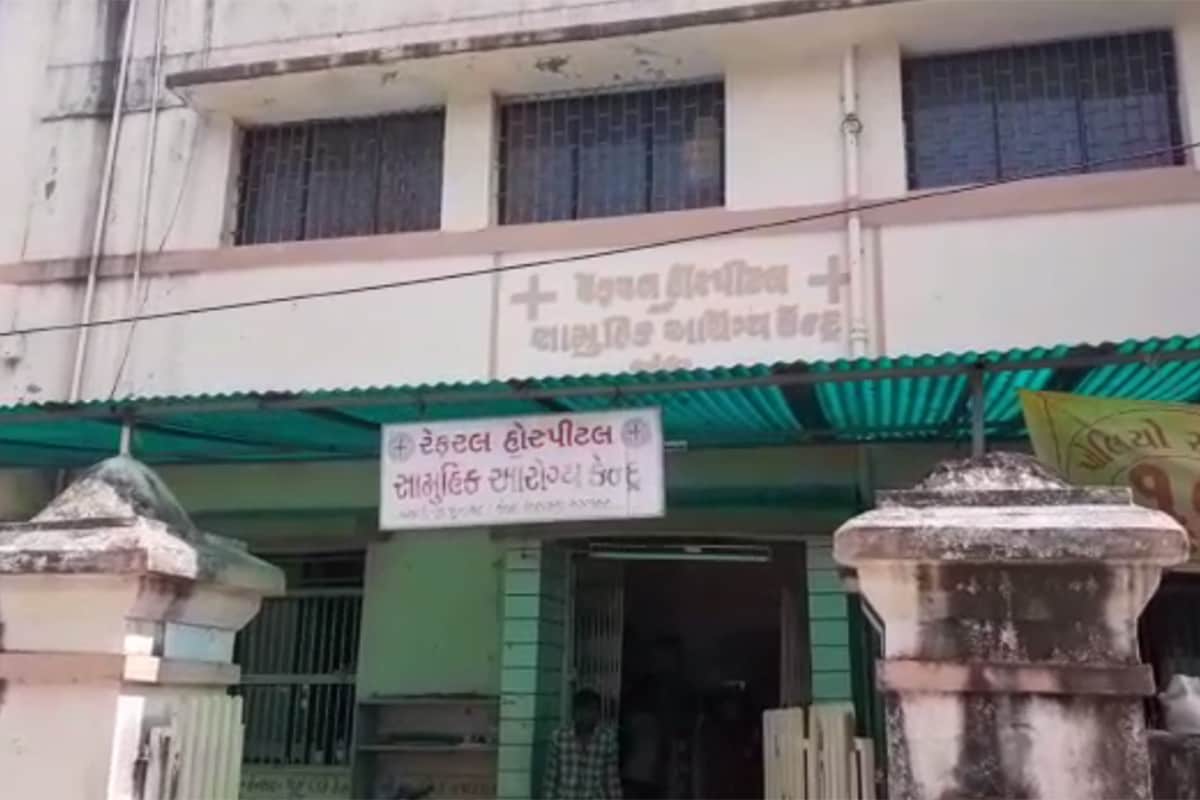મળતી માહિતી પ્રમાણે જૂનાગઢના 35 વર્ષિય વિશાલ મહેશભાઈ આહુજા અને તેના વૃદ્ધ નાની જશોદાબેન વધવાણીનું કમકમાટી ભર્યુ મોત થયું છે. બંનેના મૃતદેહને વંથલી સિવિલ હોસ્પિટલ ખાતે પોસ્ટમોર્ટમ માટે ખસેડવામાં આવ્યા હતા. પોલીસે આ મામલે ગુનો નોંધીને વધારે તપાસ શરૂ કરી છે. મળતી માહિતી પ્રમાણે જૂનાગઢના 35 વર્ષિય વિશાલ મહેશભાઈ આહુજા અને તેના વૃદ્ધ નાની જશોદાબેન વધવાણીનું કમકમાટી ભર્યુ મોત થયું છે. બંનેના મૃતદેહને વંથલી સિવિલ હોસ્પિટલ ખાતે પોસ્ટમોર્ટમ માટે ખસેડવામાં આવ્યા હતા. પોલીસે આ મામલે ગુનો નોંધીને વધારે તપાસ શરૂ કરી છે.