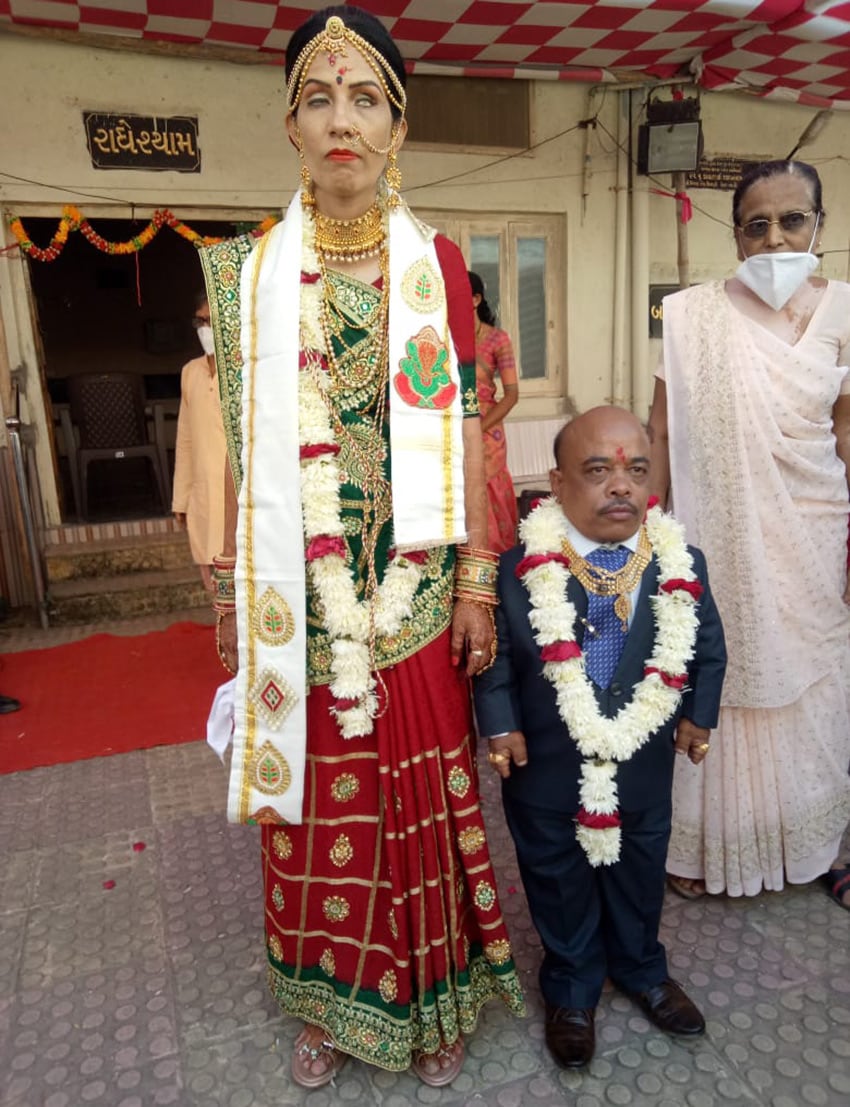 આપણે ત્યાં કહેવાય છે કે વિધિના લેખ લખાયા હોય તે જીવનસાથી મળે છે. લગ્ન જીવન માટે યોગ્ય અને સમકક્ષ સાથીની વર અને કન્યા પસંદ કરતા હોય છે. જોકે, આ કિસ્સામાં કોઈ પણ પ્રકારની સામ્યતા નથી. વરરાજાની ઊંચાઈ નથી તો કન્યા પ્રજ્ઞાચક્ષુ છે. છતાં બંનેએ પોતા પોતાની ખામીઓને ખૂબી બનાવીને સાથે જીવન જીવવાનો નિર્ધાર કર્યો છે. આપણે ત્યાં કહેવાય છે કે વિધિના લેખ લખાયા હોય તે જીવનસાથી મળે છે. લગ્ન જીવન માટે યોગ્ય અને સમકક્ષ સાથીની વર અને કન્યા પસંદ કરતા હોય છે. જોકે, આ કિસ્સામાં કોઈ પણ પ્રકારની સામ્યતા નથી. વરરાજાની ઊંચાઈ નથી તો કન્યા પ્રજ્ઞાચક્ષુ છે. છતાં બંનેએ પોતા પોતાની ખામીઓને ખૂબી બનાવીને સાથે જીવન જીવવાનો નિર્ધાર કર્યો છે.