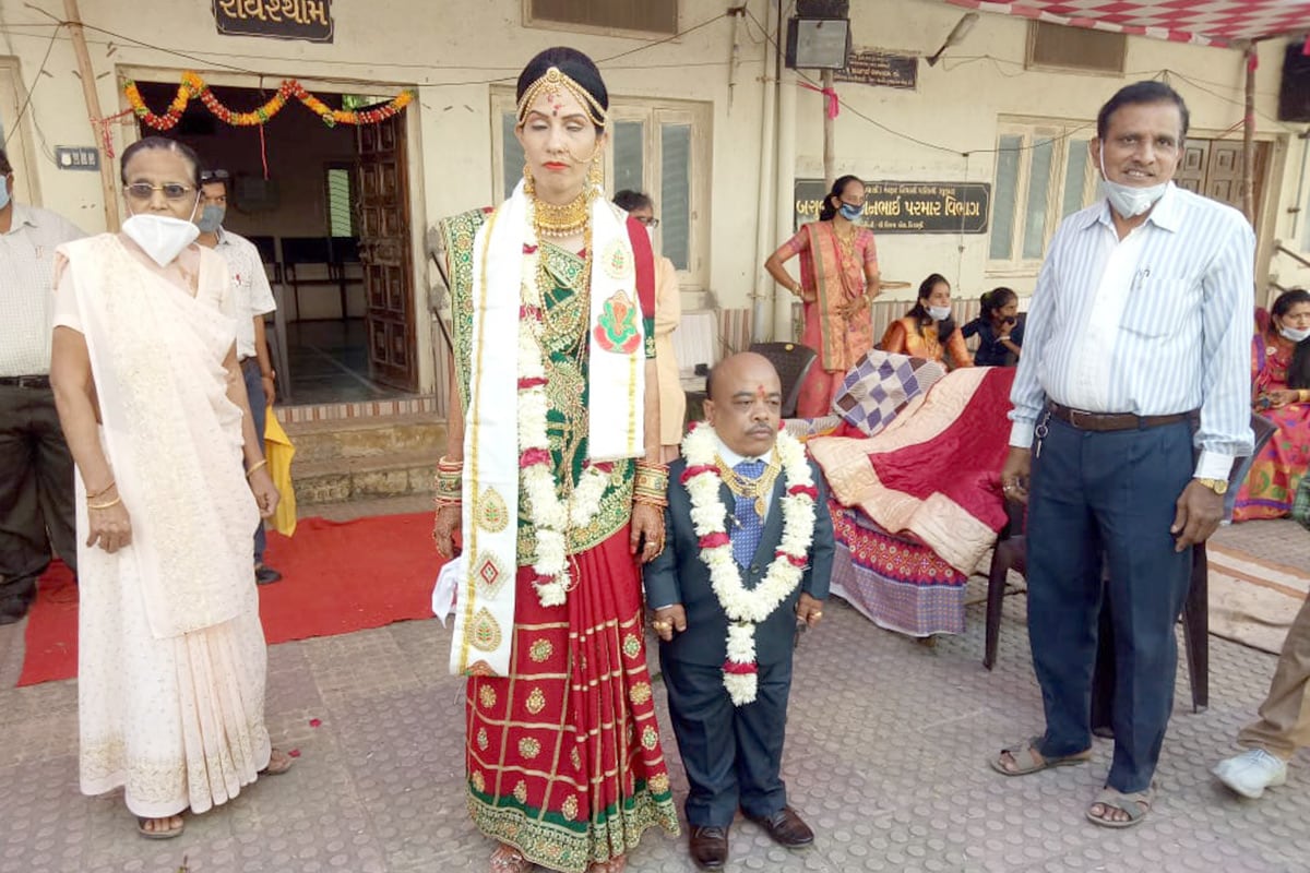 અતુલ વ્યાસ, જૂનાગઢ: જૂનાગઢ શહેરમાં વામન અને વિરાટના અનોખા લગ્ન યોજાયા છે. એક સેવાભાવી સંસ્થાના પ્રયાસથી આ લગ્ન સમારંભ (Marriage Function) સંપન્ન થયો છે. જેમાં જન્મથી પ્રજ્ઞાચક્ષુ એવી કન્યા (Blind Bride)ના ઓછી ઊંચાઈના યુવાન (dwarfish groom) સાથે લગ્ન થયા છે. સાડા પાંચ ફૂટની ઊંચાઈની કન્યાના ત્રણ ફૂટની ઉંચાઈ ધરાવતા લગ્ન રંગેચંગે સંપન્ના થયા છે. અતુલ વ્યાસ, જૂનાગઢ: જૂનાગઢ શહેરમાં વામન અને વિરાટના અનોખા લગ્ન યોજાયા છે. એક સેવાભાવી સંસ્થાના પ્રયાસથી આ લગ્ન સમારંભ (Marriage Function) સંપન્ન થયો છે. જેમાં જન્મથી પ્રજ્ઞાચક્ષુ એવી કન્યા (Blind Bride)ના ઓછી ઊંચાઈના યુવાન (dwarfish groom) સાથે લગ્ન થયા છે. સાડા પાંચ ફૂટની ઊંચાઈની કન્યાના ત્રણ ફૂટની ઉંચાઈ ધરાવતા લગ્ન રંગેચંગે સંપન્ના થયા છે.