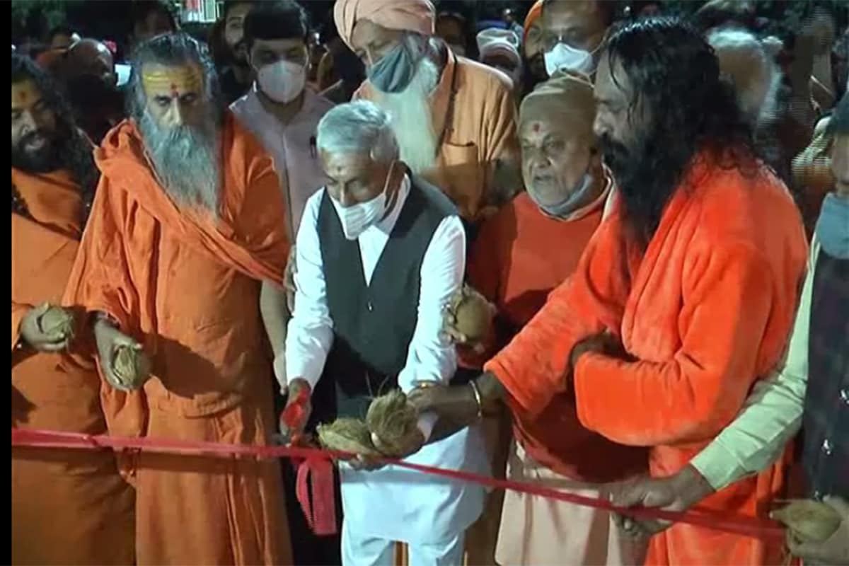 આ પ્રતીકાત્મક પરિક્રમામાં મેયર, કલેકટર, કોર્પોરેશનના કમિશનર, વરિષ્ઠ સાધુ-સંતો અને કોર્પોરેશનના અધિકારીઓ તેમજ ભાજપના પદાધિકારીઓ ઉપસ્થિત રહ્યા હતા. આ પ્રસંગે મેયર તેમજ સાધુ-સંતોએ કોઈ ભાવિક પરિક્રમા કરવા ન આવે તેવી અપીલ કરી હતી. આ પ્રતીકાત્મક પરિક્રમામાં મેયર, કલેકટર, કોર્પોરેશનના કમિશનર, વરિષ્ઠ સાધુ-સંતો અને કોર્પોરેશનના અધિકારીઓ તેમજ ભાજપના પદાધિકારીઓ ઉપસ્થિત રહ્યા હતા. આ પ્રસંગે મેયર તેમજ સાધુ-સંતોએ કોઈ ભાવિક પરિક્રમા કરવા ન આવે તેવી અપીલ કરી હતી.