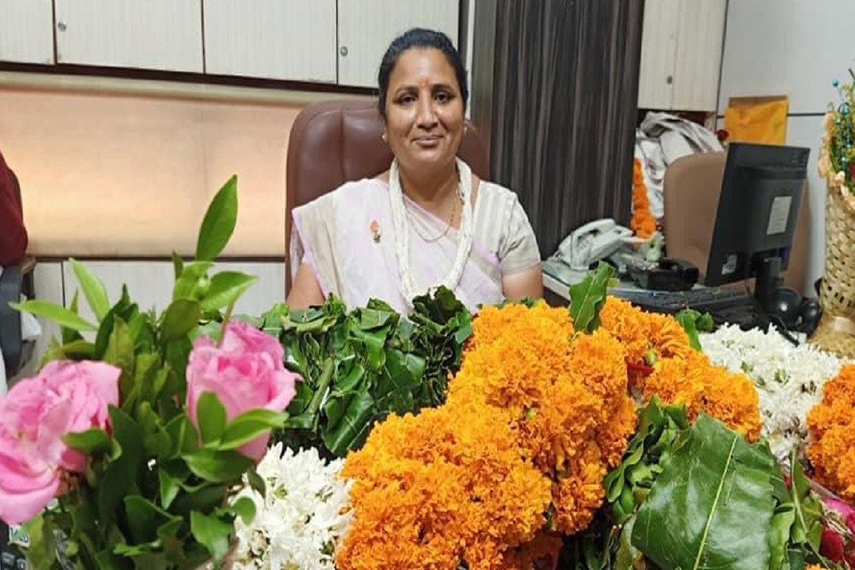 સામાન્ય નાગરિક નિયમ તોડે છે તો તેમની સામે દંડનાત્મક કાર્યવાહી થતી હોય છે પરંતુ આજે એએમસી બિલ્ડીંગમા જ નિયમોનો ભંગ થતો જોવા મળ્યો હતો. છતા કોઇ કાર્યવાહી કરનાર કે નિયમનું પાલન કરનાર ન હતું. ન્યૂઝ 18 ગુજરાતી સાથે વાતચીતમાં કમળાબહેને જવાબ આપતા કહ્યું હતુ કે કાર્યકર્તાઓ ઉત્સાહ વધી ગયો છે. કાર્યકર્તાઓને લાગણી હતી તેથી તેઓ અહીં આવ્યા છે. તમામ લોકોએ નિયમોનું પાલન કરવું જોઇએ. કાર્યકર્તાઓને સૂચના આપી હતી કે તમામ લોકો સોશિયલ ડિસ્ટન્સનું પાલન કરે અને ફરજીયાત માસ્ક પહેરી અહીં આવે. પરંતુ કાર્યકર્તાઓ અને શુભેચ્છકોની સંખ્યા વધી ગઇ હતી. સામાન્ય નાગરિક નિયમ તોડે છે તો તેમની સામે દંડનાત્મક કાર્યવાહી થતી હોય છે પરંતુ આજે એએમસી બિલ્ડીંગમા જ નિયમોનો ભંગ થતો જોવા મળ્યો હતો. છતા કોઇ કાર્યવાહી કરનાર કે નિયમનું પાલન કરનાર ન હતું. ન્યૂઝ 18 ગુજરાતી સાથે વાતચીતમાં કમળાબહેને જવાબ આપતા કહ્યું હતુ કે કાર્યકર્તાઓ ઉત્સાહ વધી ગયો છે. કાર્યકર્તાઓને લાગણી હતી તેથી તેઓ અહીં આવ્યા છે. તમામ લોકોએ નિયમોનું પાલન કરવું જોઇએ. કાર્યકર્તાઓને સૂચના આપી હતી કે તમામ લોકો સોશિયલ ડિસ્ટન્સનું પાલન કરે અને ફરજીયાત માસ્ક પહેરી અહીં આવે. પરંતુ કાર્યકર્તાઓ અને શુભેચ્છકોની સંખ્યા વધી ગઇ હતી.