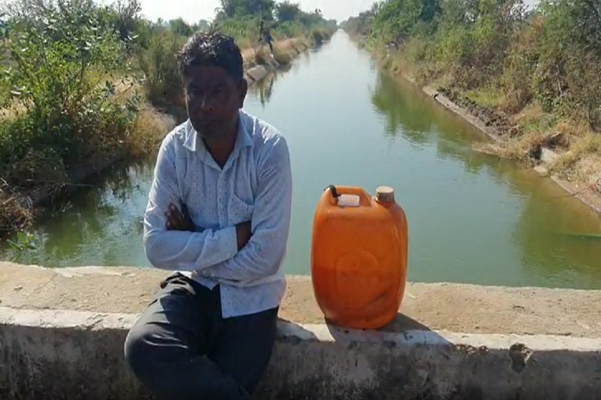  ઈશાન પરમાર, સાબરકાંઠા : રાજ્ય સરકાર સિંચાઈના પાણી માટે ગમે તેટલા મોટા દાવા કરે છે પણ પરિસ્થિતિ આજે એવી છે કે, ખેડૂતોએ સિંચાઈનાં પાણી માટે પેટ્રોલ છાંટવું પડે છે, અને આવું જ કૈક થયું છે હિમતનગર તાલુકાના વકતાપુર ગામમાં. જ્યાં સિચાઈ વિભાગના અધિકારીઓની મનમાનીને લઈને ખેડૂતે પોતાના પર જ ડીઝલ છાંટવું પડ્યું.