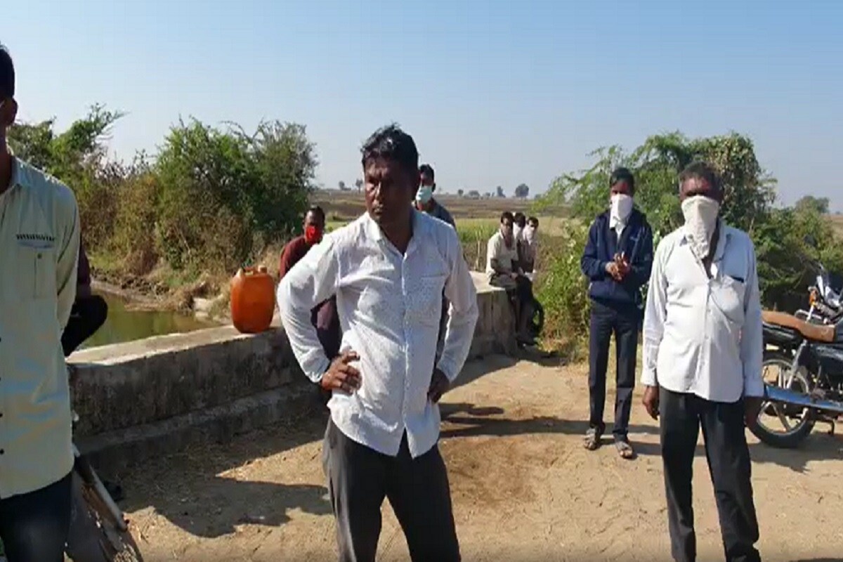 હાલમાં તો અંતે ગભરાયેલા સિંચાઈના અધિકારીઓએ પોલીસ સ્ટેશનમાં જ ખેડૂત સાથે સમાધાન કરી લીધું છે. પણ આ ઘટનાથી એટલું તો વિચારવું જ જોઈએ કે, ખેડૂતોને કેટલો ત્રાસ હશે ત્યારે તેણે આત્મ હત્યાના પ્રયાસ જેવો માર્ગ અપનાવ્યો હશે. ઉલ્લેખનીય છે કે, રાજ્યમાં આ વર્ષે ચોમાસામાં ભારે વરસાદને પગલે અનેક ખેડૂતોનો ઉભો પાક બળી ગયો હતો, જેને પગલે ખેડૂતોને મોટાપાયે નુકશાન વેઠવાનો વારો આવ્યો હતો. જેને પગલે કેટલાક ખેડૂતોએ આર્થિક પરિસ્થિતિ કથળતા આત્મહત્યા કરી લીધી હતી. હાલમાં તો અંતે ગભરાયેલા સિંચાઈના અધિકારીઓએ પોલીસ સ્ટેશનમાં જ ખેડૂત સાથે સમાધાન કરી લીધું છે. પણ આ ઘટનાથી એટલું તો વિચારવું જ જોઈએ કે, ખેડૂતોને કેટલો ત્રાસ હશે ત્યારે તેણે આત્મ હત્યાના પ્રયાસ જેવો માર્ગ અપનાવ્યો હશે. ઉલ્લેખનીય છે કે, રાજ્યમાં આ વર્ષે ચોમાસામાં ભારે વરસાદને પગલે અનેક ખેડૂતોનો ઉભો પાક બળી ગયો હતો, જેને પગલે ખેડૂતોને મોટાપાયે નુકશાન વેઠવાનો વારો આવ્યો હતો. જેને પગલે કેટલાક ખેડૂતોએ આર્થિક પરિસ્થિતિ કથળતા આત્મહત્યા કરી લીધી હતી.