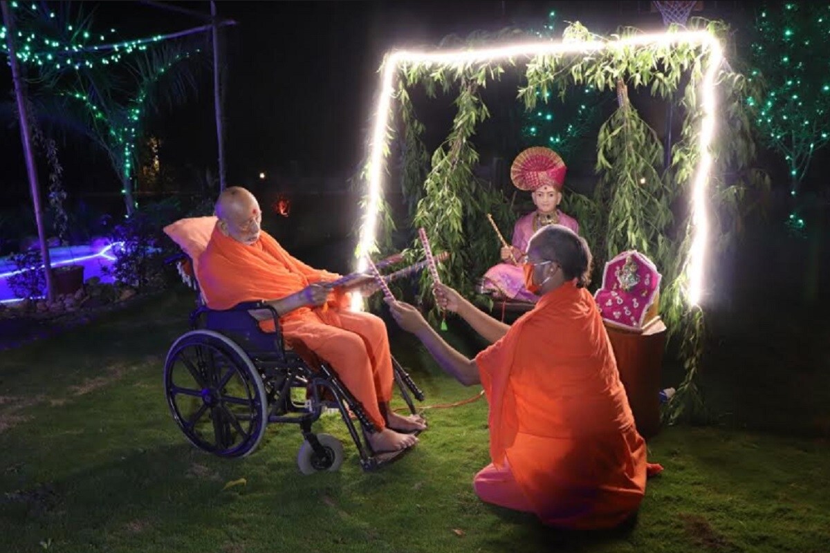 આ પ્રસંગે કુમકુમ મંદિરના સાધુ પ્રેમવત્સલદાસજીએ જણાવ્યું હતું કે, શરદ્પૂણિમા પ્રસંગે આસો સુદ - પૂનમ આવે છે ત્યારે ચંદ્ર સંપૂર્ણ રીતે ખીલી ઉઠે છે. તેનો પ્રકાશ શીતળ લાગે છે. આકાશ નિર્મળ હોય છે. આવા ધવલરંગી ઉત્સવે શ્વેત ચાંદની રેલાતી હોય છે.આ શરદ્પૂણિમાને માણેક - ઠારી પૂનમ પણ કહેવાય છે. લોકો દૂધ - પોંઆનો પ્રસાદ જમીને આનંદ વિભોર બને છે. આ પ્રસંગે કુમકુમ મંદિરના સાધુ પ્રેમવત્સલદાસજીએ જણાવ્યું હતું કે, શરદ્પૂણિમા પ્રસંગે આસો સુદ - પૂનમ આવે છે ત્યારે ચંદ્ર સંપૂર્ણ રીતે ખીલી ઉઠે છે. તેનો પ્રકાશ શીતળ લાગે છે. આકાશ નિર્મળ હોય છે. આવા ધવલરંગી ઉત્સવે શ્વેત ચાંદની રેલાતી હોય છે.આ શરદ્પૂણિમાને માણેક - ઠારી પૂનમ પણ કહેવાય છે. લોકો દૂધ - પોંઆનો પ્રસાદ જમીને આનંદ વિભોર બને છે.