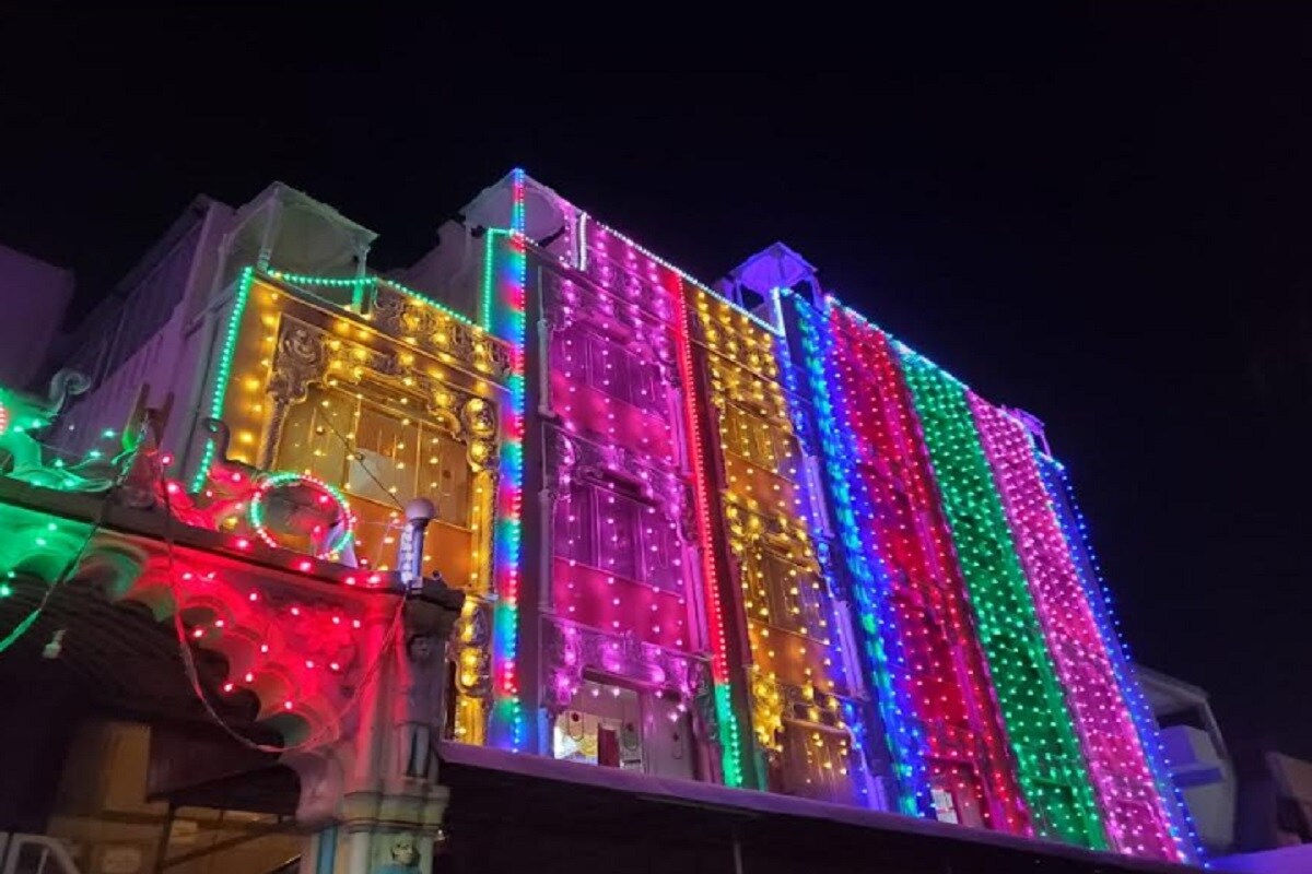 શરદ ઋતુમાં અમ્લરસ લિવરમાં પેદા થાય છે.જેથી ઉધરસ -બેચેની, અને ચકકર આવે છે. પિતજન્ય રોગો વધવાથી દૂધ - પૈઆ ઉત્તમ હોવાનું આયુર્વેદ જણાવે છે. પરંપરાગત દૂધ પૈઆના સેવનના કારણે જીવનદાયિની ઉર્જા પ્રાસ થાય છે. આમ,ચંદ્રમાંથી નીકળનારા શીતળ કિરણો તંદુરસ્તી માટે ઘણાં ફાયદાકારક મનાય છે. આથી જ દૂધ - પૈઆ જેવો પિતનાશક આહાર શરદ્પૂ્ર્ણિમા ઉપર લેવો જોઈએ. એમાંય આ દુધ -પૌંઆ ભગવાનને ધરાવીને જો જમવામાં આવે તો પછી તે પ્રસાદ બની જાય છે. તે વધુ લાભ પ્રાપ્ત થાય છે. શરદ ઋતુમાં અમ્લરસ લિવરમાં પેદા થાય છે.જેથી ઉધરસ -બેચેની, અને ચકકર આવે છે. પિતજન્ય રોગો વધવાથી દૂધ - પૈઆ ઉત્તમ હોવાનું આયુર્વેદ જણાવે છે. પરંપરાગત દૂધ પૈઆના સેવનના કારણે જીવનદાયિની ઉર્જા પ્રાસ થાય છે. આમ,ચંદ્રમાંથી નીકળનારા શીતળ કિરણો તંદુરસ્તી માટે ઘણાં ફાયદાકારક મનાય છે. આથી જ દૂધ - પૈઆ જેવો પિતનાશક આહાર શરદ્પૂ્ર્ણિમા ઉપર લેવો જોઈએ. એમાંય આ દુધ -પૌંઆ ભગવાનને ધરાવીને જો જમવામાં આવે તો પછી તે પ્રસાદ બની જાય છે. તે વધુ લાભ પ્રાપ્ત થાય છે.