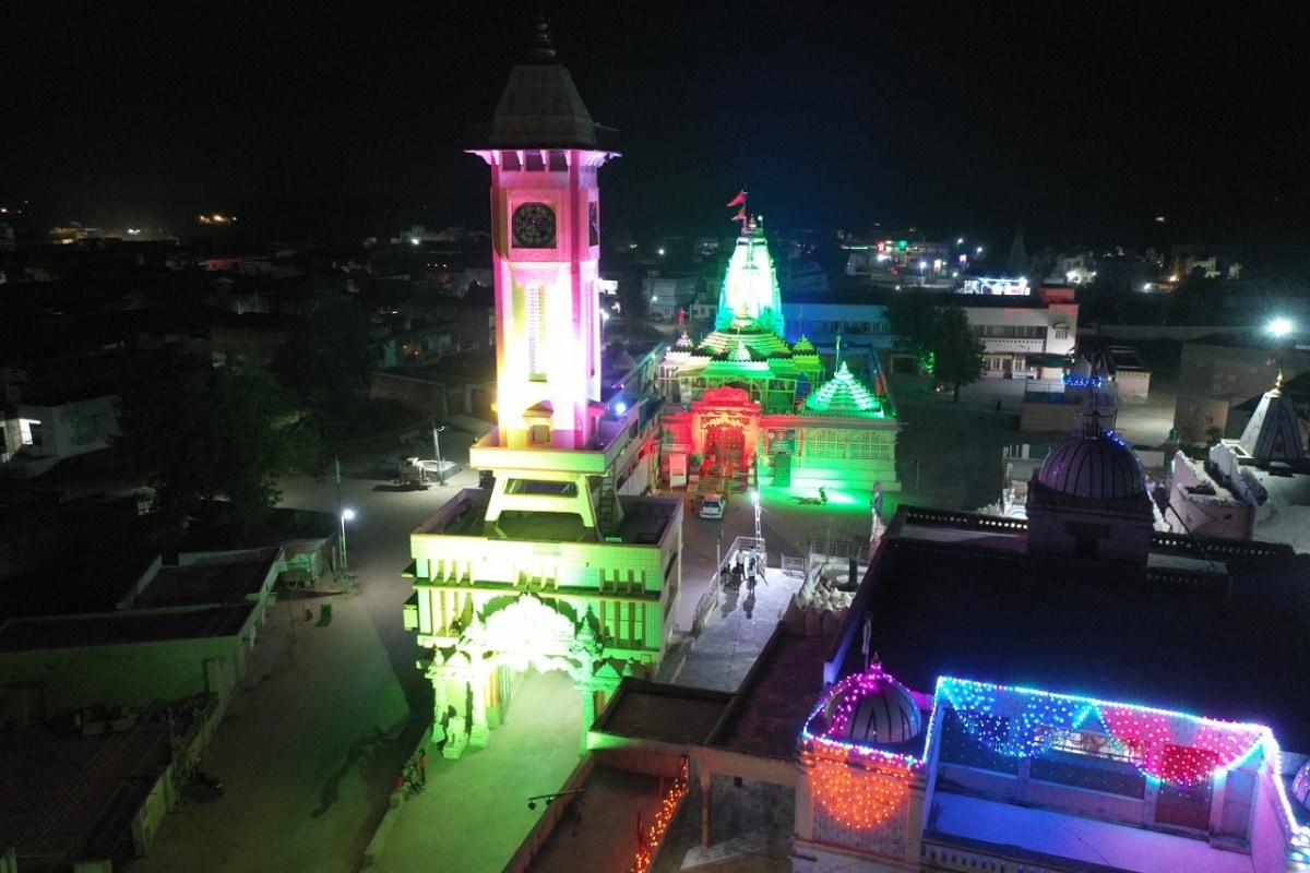 લાડોલ હરસિદ્ધ શક્તિપીઠ ખાતે વિશ્વ કલ્યાણ અર્થે છેલ્લા ચાર મહિનાથી 31 સાધકો ભક્તો દ્વારા સરકારની કોરોના ગાઈડલાઈનને ધ્યાનમાં રાખી ચાર મહિનાથી એટલે કે, શ્રાવણ સુદ એકમ તારીખ 22 જુલાઈ 2020થી મા હરસિદ્ધના મંત્ર જાપ કરવામાં આવી રહ્યા હતા. જે અંતર્ગત દિવાળી સુધીમાં 2 કરોડથી વધારે મંત્રો જાપ કરી મા હરસિદ્ધના ચરણોમાં અર્પણ કરવામાં આવ્યા છે. આ સંકલ્પ અંતર્ગત મા હરસિદ્ધના આંગણે એટલે કે, વિજાપુર તાલુકાના લાડોલ ગામે લાભપાંચમ તા. 19 નવેમ્બર 2020થી 22 નવેમ્બર 2020 રવિવાર સુધી પાંચ દિવસનો મહાઅનુષ્ઠાન યજ્ઞ યોજવામાં આવ્યો હતો. લાડોલ હરસિદ્ધ શક્તિપીઠ ખાતે વિશ્વ કલ્યાણ અર્થે છેલ્લા ચાર મહિનાથી 31 સાધકો ભક્તો દ્વારા સરકારની કોરોના ગાઈડલાઈનને ધ્યાનમાં રાખી ચાર મહિનાથી એટલે કે, શ્રાવણ સુદ એકમ તારીખ 22 જુલાઈ 2020થી મા હરસિદ્ધના મંત્ર જાપ કરવામાં આવી રહ્યા હતા. જે અંતર્ગત દિવાળી સુધીમાં 2 કરોડથી વધારે મંત્રો જાપ કરી મા હરસિદ્ધના ચરણોમાં અર્પણ કરવામાં આવ્યા છે. આ સંકલ્પ અંતર્ગત મા હરસિદ્ધના આંગણે એટલે કે, વિજાપુર તાલુકાના લાડોલ ગામે લાભપાંચમ તા. 19 નવેમ્બર 2020થી 22 નવેમ્બર 2020 રવિવાર સુધી પાંચ દિવસનો મહાઅનુષ્ઠાન યજ્ઞ યોજવામાં આવ્યો હતો.