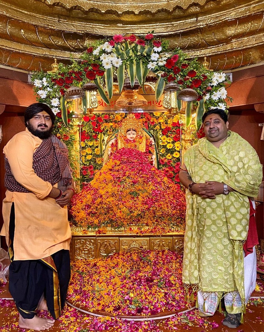 આ પ્રસંગ સંબંધી માહિતી આપતા વિશ્વાસ જાનીએ જણાવ્યું હતું કે, સંપૂર્ણ યજ્ઞ માતાજીના ફેસબુક તથા યુ-ટ્યુબ પેજ “હરસિધ્ધ શક્તિપીઠ લાડોલ” ની લીંક પર લાઈવ કરવામાં આવ્યો હતો, સાથે જ ગુજરાતના પ્રસિધ્ધ કલાકાર અજયભાઈ બારોટ દ્વારા મહાયજ્ઞની લાઈવ માહિતી આપવામાં આવી હતી, જેથી ભક્તો ઘરે બેઠા યજ્ઞના તમામ પ્રસંગો નીહાળી શકે. આ પ્રસંગ સંબંધી માહિતી આપતા વિશ્વાસ જાનીએ જણાવ્યું હતું કે, સંપૂર્ણ યજ્ઞ માતાજીના ફેસબુક તથા યુ-ટ્યુબ પેજ “હરસિધ્ધ શક્તિપીઠ લાડોલ” ની લીંક પર લાઈવ કરવામાં આવ્યો હતો, સાથે જ ગુજરાતના પ્રસિધ્ધ કલાકાર અજયભાઈ બારોટ દ્વારા મહાયજ્ઞની લાઈવ માહિતી આપવામાં આવી હતી, જેથી ભક્તો ઘરે બેઠા યજ્ઞના તમામ પ્રસંગો નીહાળી શકે.
