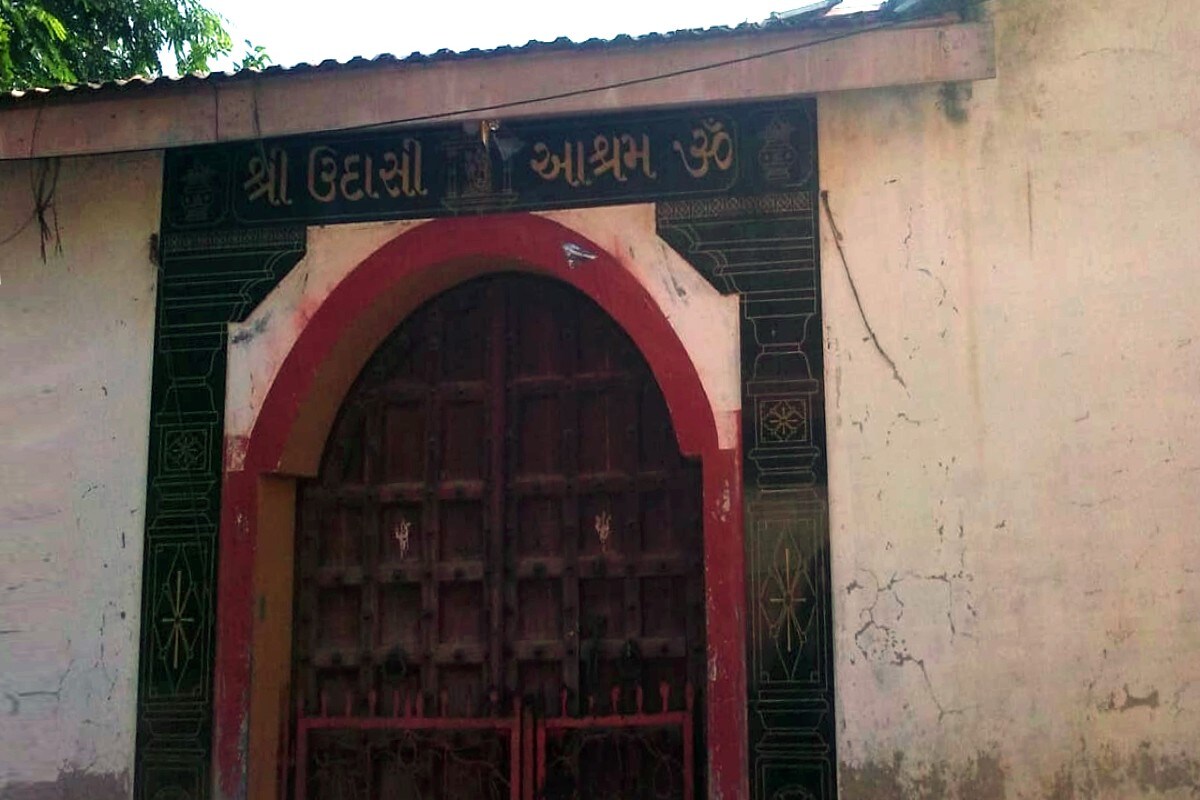 મહિલાને પોતાના આશ્રમ ખાતે બોલાવેલ અને આ મહિલા જ્યારે મહંતના પગ દબાવી રહી હતી.ત્યારે મહંત હરિદાસબાપુની નીયત બગડતા તેને મહિલાને તેની બાહોમાં લઇ લીધી હતી. અને તેની સાથે દુષ્કર્મ આચર્યું હતુ જે બાદ મહંત અવારનવાર મહિલા ને ફોન ઉપર ધમકીઓ આપતો હતો કે 'જો આ બાબતની કોઈ ને પણ જાણ કરી છે તો હું તાંત્રિક વિધિ કરીશ અને અન્ય અનુયાયીઓને કહીને બદનામ કરી દઇશ' તેવી ધમકીઓ આપતા હતા. મહિલાને પોતાના આશ્રમ ખાતે બોલાવેલ અને આ મહિલા જ્યારે મહંતના પગ દબાવી રહી હતી.ત્યારે મહંત હરિદાસબાપુની નીયત બગડતા તેને મહિલાને તેની બાહોમાં લઇ લીધી હતી. અને તેની સાથે દુષ્કર્મ આચર્યું હતુ જે બાદ મહંત અવારનવાર મહિલા ને ફોન ઉપર ધમકીઓ આપતો હતો કે 'જો આ બાબતની કોઈ ને પણ જાણ કરી છે તો હું તાંત્રિક વિધિ કરીશ અને અન્ય અનુયાયીઓને કહીને બદનામ કરી દઇશ' તેવી ધમકીઓ આપતા હતા.