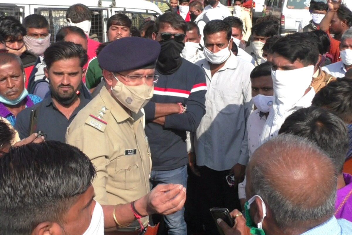બનાવની જાણ થયા બાદ પોલીસકર્મીઓ ઘટનાસ્થળે દોડી ગયા હતા. પોલીસે લોકોને સમજાવીને મહામહેનતે રસ્તા પરથી ખસેડ્યા હતા અને ટ્રાફિક પૂર્વવત કર્યો હતો. આશરે બે કલાક સુધી અહીં ટ્રાફિકજામ રહ્યો હતો. મુખ્ય હાઇવે બે કલાક બંધ રહેતા ચારથી પાંચ કિલોમીટર સુધી વાહનોની કતારો લાગી ગઈ હતી. બનાવની જાણ થયા બાદ પોલીસકર્મીઓ ઘટનાસ્થળે દોડી ગયા હતા. પોલીસે લોકોને સમજાવીને મહામહેનતે રસ્તા પરથી ખસેડ્યા હતા અને ટ્રાફિક પૂર્વવત કર્યો હતો. આશરે બે કલાક સુધી અહીં ટ્રાફિકજામ રહ્યો હતો. મુખ્ય હાઇવે બે કલાક બંધ રહેતા ચારથી પાંચ કિલોમીટર સુધી વાહનોની કતારો લાગી ગઈ હતી.