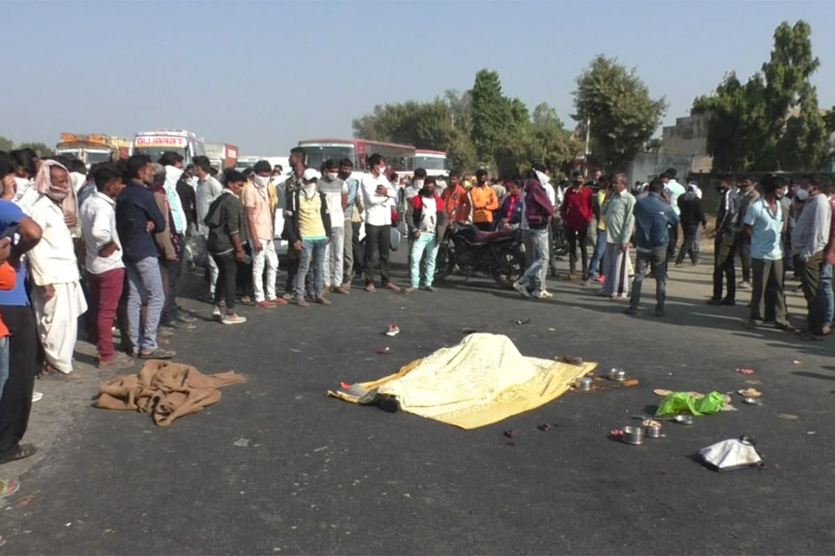 મહેસાણા: રાજ્યમાં દરરોજ અકસ્માત (Accident)ના અનેક બનાવો સામે આવતા રહે છે. મહેસાણામાં આવા જ એક અકસ્માતમાં બે યુવકોએ જીવ ગુમાવ્યો છે. અકસ્માત બાદ સ્થાનિકોએ વિરોધ પ્રદર્શન કરતા હાઇવે પર ચક્કાજામ (Villager block Unjha-Siddhpur Highway) કરી દીધો હતો. જે બાદમાં હાઈવે પર વાહનોની ચાર કિલોમીટર લાંબી લાઈનો લાગી હતી. સ્થાનિકોએ રોષ પ્રગટ કર્યો છે કે તેમણે અનેક વખત રજુઆત કરી હોવા છતાં અહીં અંડરબ્રિજ નથી બનાવવામાં આવતો. લોકોએ ચીમકી ઉચ્ચારી છે કે જો સરકાર તેમની માંગણી નહીં માને તો ભવિષ્યમાં પણ તેઓ રસ્તો બ્લોક કરશે. મહેસાણા: રાજ્યમાં દરરોજ અકસ્માત (Accident)ના અનેક બનાવો સામે આવતા રહે છે. મહેસાણામાં આવા જ એક અકસ્માતમાં બે યુવકોએ જીવ ગુમાવ્યો છે. અકસ્માત બાદ સ્થાનિકોએ વિરોધ પ્રદર્શન કરતા હાઇવે પર ચક્કાજામ (Villager block Unjha-Siddhpur Highway) કરી દીધો હતો. જે બાદમાં હાઈવે પર વાહનોની ચાર કિલોમીટર લાંબી લાઈનો લાગી હતી. સ્થાનિકોએ રોષ પ્રગટ કર્યો છે કે તેમણે અનેક વખત રજુઆત કરી હોવા છતાં અહીં અંડરબ્રિજ નથી બનાવવામાં આવતો. લોકોએ ચીમકી ઉચ્ચારી છે કે જો સરકાર તેમની માંગણી નહીં માને તો ભવિષ્યમાં પણ તેઓ રસ્તો બ્લોક કરશે.