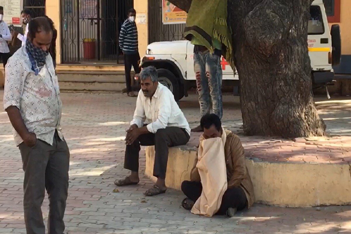 ધટના બાદ કોન્ટ્રાક્ટરની કામગીરી ઉપર ભારો ભાર રોષ ફેલાયો છે. અને કોઈ આ કામકરનારને કહેવા વાળુ છે કે શુ? સ્પીડ બ્રેકરની સુચના વગરના બમ્પર અકસ્માતને આમંત્રિત કરે એવી પતરાની આડશો ધણધડા વગરનો ડાયવરજન સહિત અનેક સમસ્યાઓથી રાહદારી ત્રાહિમામ પોકારી ઉઠયા છે. ધટના બાદ કોન્ટ્રાક્ટરની કામગીરી ઉપર ભારો ભાર રોષ ફેલાયો છે. અને કોઈ આ કામકરનારને કહેવા વાળુ છે કે શુ? સ્પીડ બ્રેકરની સુચના વગરના બમ્પર અકસ્માતને આમંત્રિત કરે એવી પતરાની આડશો ધણધડા વગરનો ડાયવરજન સહિત અનેક સમસ્યાઓથી રાહદારી ત્રાહિમામ પોકારી ઉઠયા છે.