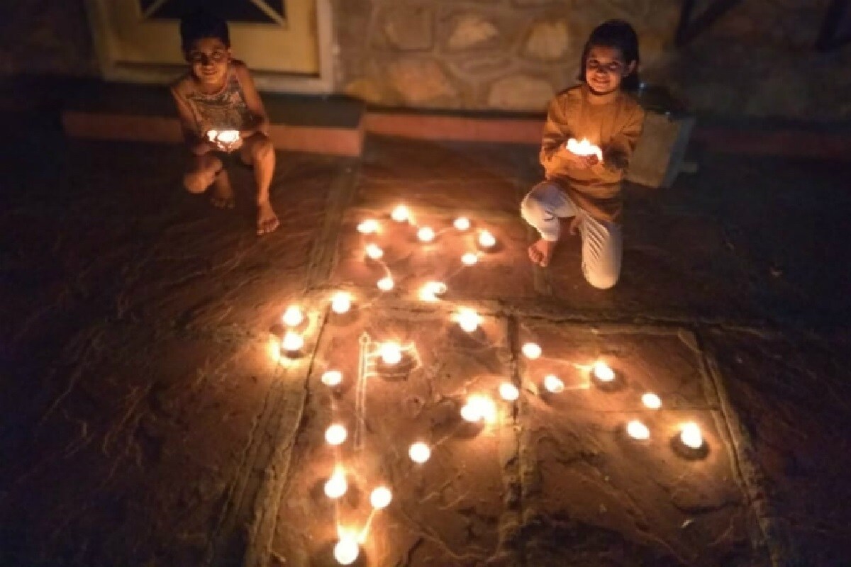 દિવાળીમાં (Diwali 2020) આપણે દર વર્ષે નવા દિવડા લાવીએ છીએ. પણ સાથે જ જૂના દિવડા (DIY Diwali Diya)ને પણ રીયુઝ કરીએ છીએ. પણ અનેક વાર તેવું જોવા મળે છે કે પહેલાના દિવા, દેવટની આગના કારણે કાળા પડી જાય છે અને તેની સુંદરતા ખરાબ થઇ જાય છે. ત્યારે બજારથી મોંઘા નવા દિવાડા લાવવાના બદલે બસ થોડો ખર્ચો કરીને તમે ફરી નવા જેવા અને સુંદર બનાવી શકો છો. આ માટે અમે તમારા માટે એક DIY ટિપ્સ લાવ્યા છીએ. દિવાળીમાં (Diwali 2020) આપણે દર વર્ષે નવા દિવડા લાવીએ છીએ. પણ સાથે જ જૂના દિવડા (DIY Diwali Diya)ને પણ રીયુઝ કરીએ છીએ. પણ અનેક વાર તેવું જોવા મળે છે કે પહેલાના દિવા, દેવટની આગના કારણે કાળા પડી જાય છે અને તેની સુંદરતા ખરાબ થઇ જાય છે. ત્યારે બજારથી મોંઘા નવા દિવાડા લાવવાના બદલે બસ થોડો ખર્ચો કરીને તમે ફરી નવા જેવા અને સુંદર બનાવી શકો છો. આ માટે અમે તમારા માટે એક DIY ટિપ્સ લાવ્યા છીએ.