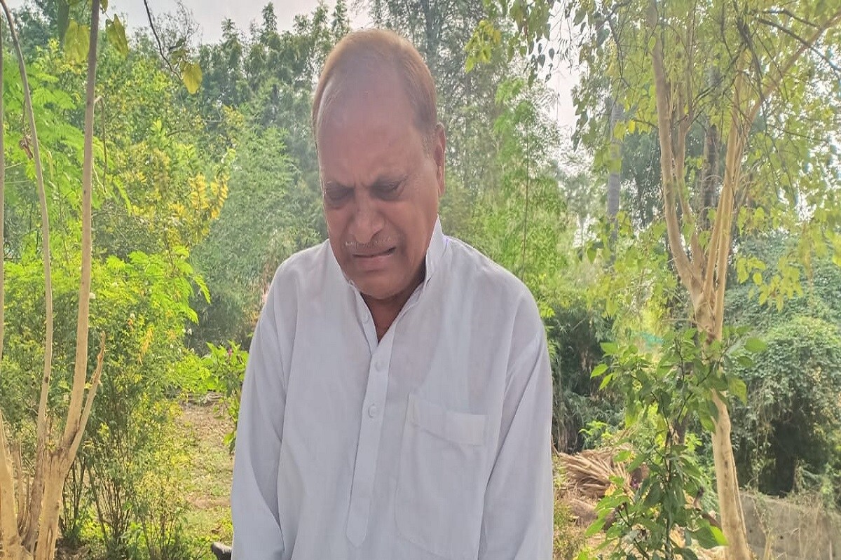 નાંદોદ MLA પી.ડી. વસાવાએ ચોધાર આંસુએ રડતા જણાવ્યું હતું કે સ્વ.અહેમદ પટેલ મારા માર્ગદર્શક અને રાજકીય ગુરુ હતા. એમના નિધનથી નર્મદા-ભરૂચ જિલ્લો શોકમાં ગરકાવ થયો છે. અહેમદ પટેલ હમેશા ગરીબોના હમદર્દ રહ્યા છે. તેઓ ગરીબોની વ્હારે આવતા હતા એમના દરેક દુઃખદર્દમાં સહભાગી બનતા હતા. ગરીબ આદીવાસી પ્રજાની સાથે હું પણ એમના વિના નોંધારો થઈ ગયો છું. એમને ત્યાં કોઈ પણ સામાન્ય માનવી પોતાની રજૂઆતો લઈને રડતી આંખે જાય તો એ હસતો હસતો બહાર નીકળતો હતો. નાંદોદ MLA પી.ડી. વસાવાએ ચોધાર આંસુએ રડતા જણાવ્યું હતું કે સ્વ.અહેમદ પટેલ મારા માર્ગદર્શક અને રાજકીય ગુરુ હતા. એમના નિધનથી નર્મદા-ભરૂચ જિલ્લો શોકમાં ગરકાવ થયો છે. અહેમદ પટેલ હમેશા ગરીબોના હમદર્દ રહ્યા છે. તેઓ ગરીબોની વ્હારે આવતા હતા એમના દરેક દુઃખદર્દમાં સહભાગી બનતા હતા. ગરીબ આદીવાસી પ્રજાની સાથે હું પણ એમના વિના નોંધારો થઈ ગયો છું. એમને ત્યાં કોઈ પણ સામાન્ય માનવી પોતાની રજૂઆતો લઈને રડતી આંખે જાય તો એ હસતો હસતો બહાર નીકળતો હતો.