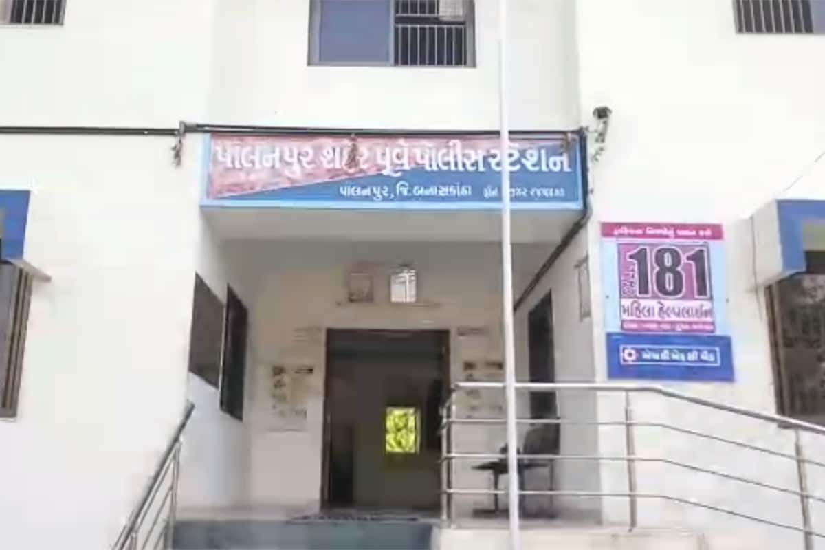 બહારની છોકરીઓને ગેસ્ટ હાઉસમાં રાખીને બહારથી આવતા એક ગ્રાહક દીઠ રૂપિયા 500 લઈ દેહવેપારનો ધંધો ચલાવવામાં આવતો હતો. પોલીસે આ મામલે ચારો શખ્સોની ધરપકડ કરી છે. પોલીસે દરોડાં પહેલા ડમી ગ્રાહક મોકલ્યો હતો. ડમી ગ્રાહકના ઈશારા બાદ પોલીસની ટીમે ગેસ્ટ હાઉસ પર દરોડાંની કાર્યવાહી કરી હતી અને અહીં ચાલતી અનૈતિક પ્રવત્તિનો ભાંડો ફૂટી ગયો હતો. બહારની છોકરીઓને ગેસ્ટ હાઉસમાં રાખીને બહારથી આવતા એક ગ્રાહક દીઠ રૂપિયા 500 લઈ દેહવેપારનો ધંધો ચલાવવામાં આવતો હતો. પોલીસે આ મામલે ચારો શખ્સોની ધરપકડ કરી છે. પોલીસે દરોડાં પહેલા ડમી ગ્રાહક મોકલ્યો હતો. ડમી ગ્રાહકના ઈશારા બાદ પોલીસની ટીમે ગેસ્ટ હાઉસ પર દરોડાંની કાર્યવાહી કરી હતી અને અહીં ચાલતી અનૈતિક પ્રવત્તિનો ભાંડો ફૂટી ગયો હતો.