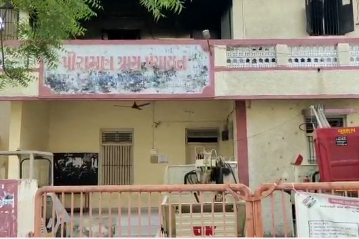 ગામમાં દફનવિધિ થાય તેવી શક્યતા : અહેમદ પટેલની અંતિમ ઇચ્છા હતી કે તેમની દફનવિધિ તેમના ગામ પીરામણ ખાતે જ કરવામાં આવે. જેને ધ્યાનમાં રાખીને ગામના કબ્રસ્તાનમાં તૈયારીઓ શરૂ કરી દેવામાં આવી છે. અહેમદ પટેલની ઈચ્છા હતી કે તેઓને તેમના માતા-પિતાની કબરની બાજુમાં દફન કરવામાં આવે. તેઓને તેમના માતા હવાબેન અને પિતા મહંમદભાઈની કબર નજીક દફન કરવા માટેની તૈયારીઓ શરૂ કરી દેવામાં આવી છે. ગામમાં દફનવિધિ થાય તેવી શક્યતા : અહેમદ પટેલની અંતિમ ઇચ્છા હતી કે તેમની દફનવિધિ તેમના ગામ પીરામણ ખાતે જ કરવામાં આવે. જેને ધ્યાનમાં રાખીને ગામના કબ્રસ્તાનમાં તૈયારીઓ શરૂ કરી દેવામાં આવી છે. અહેમદ પટેલની ઈચ્છા હતી કે તેઓને તેમના માતા-પિતાની કબરની બાજુમાં દફન કરવામાં આવે. તેઓને તેમના માતા હવાબેન અને પિતા મહંમદભાઈની કબર નજીક દફન કરવા માટેની તૈયારીઓ શરૂ કરી દેવામાં આવી છે.
