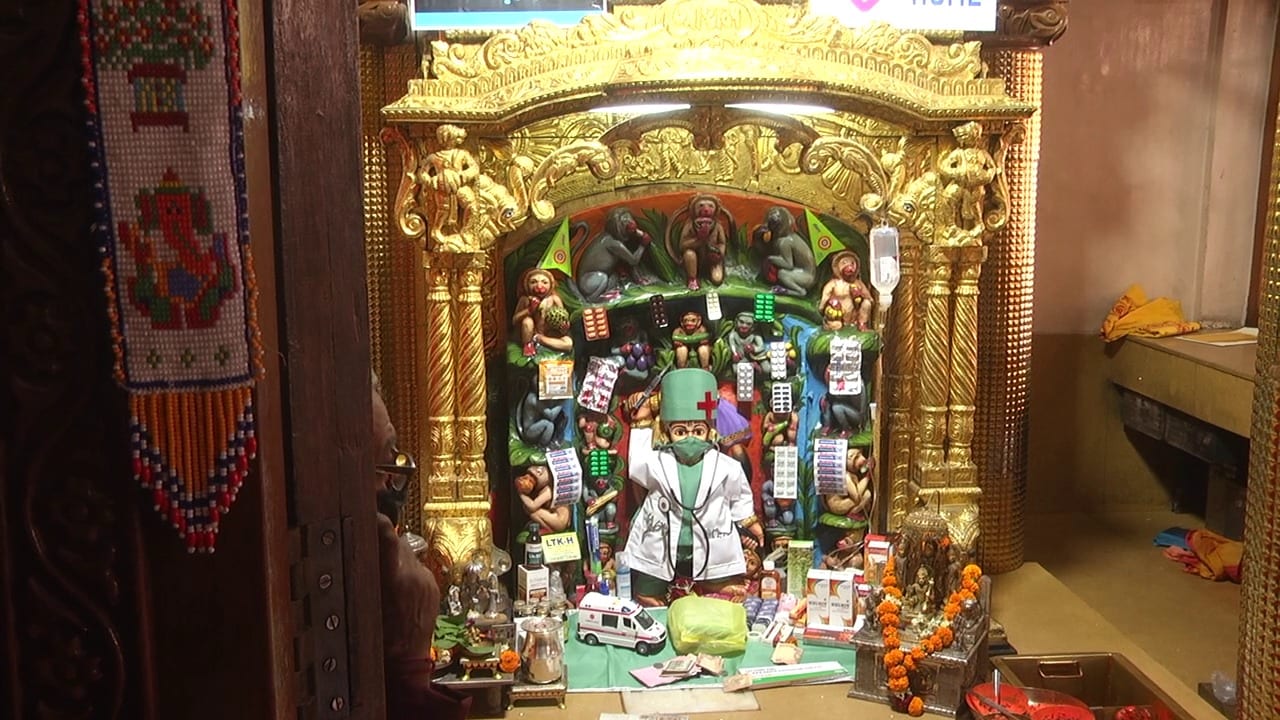 ત્યારે news18 ગુજરાતી સાથેની વાતચીતમાં ભુપેન્દ્ર રોડ સ્થિત સ્વામિનારાયણ મંદિરના કોઠારી સ્વામી એ વાતચીત કરતા જણાવ્યું હતું કે, હાલ ની વર્તમાન પરિસ્થિતિને લઈ ખુદ ઈશ્વરને જ હવે ડોક્ટર ના સ્વરૂપમાં ધરતી પર ઉતરવું પડે તે પ્રકારનો સમય આવી ચૂક્યો છે. કારણકે ન માત્ર રાજકોટ પરંતુ વિશ્વ ભારત કોરોના મહામારી સામે જ્યારે એક થઈ લડી રહ્યો છે. ત્યારે કોરોના મહામારી નો પગપેસરો રાજકોટમાં 18મી માર્ચ થી જોવા મળી રહ્યો છે. ત્યારે news18 ગુજરાતી સાથેની વાતચીતમાં ભુપેન્દ્ર રોડ સ્થિત સ્વામિનારાયણ મંદિરના કોઠારી સ્વામી એ વાતચીત કરતા જણાવ્યું હતું કે, હાલ ની વર્તમાન પરિસ્થિતિને લઈ ખુદ ઈશ્વરને જ હવે ડોક્ટર ના સ્વરૂપમાં ધરતી પર ઉતરવું પડે તે પ્રકારનો સમય આવી ચૂક્યો છે. કારણકે ન માત્ર રાજકોટ પરંતુ વિશ્વ ભારત કોરોના મહામારી સામે જ્યારે એક થઈ લડી રહ્યો છે. ત્યારે કોરોના મહામારી નો પગપેસરો રાજકોટમાં 18મી માર્ચ થી જોવા મળી રહ્યો છે.