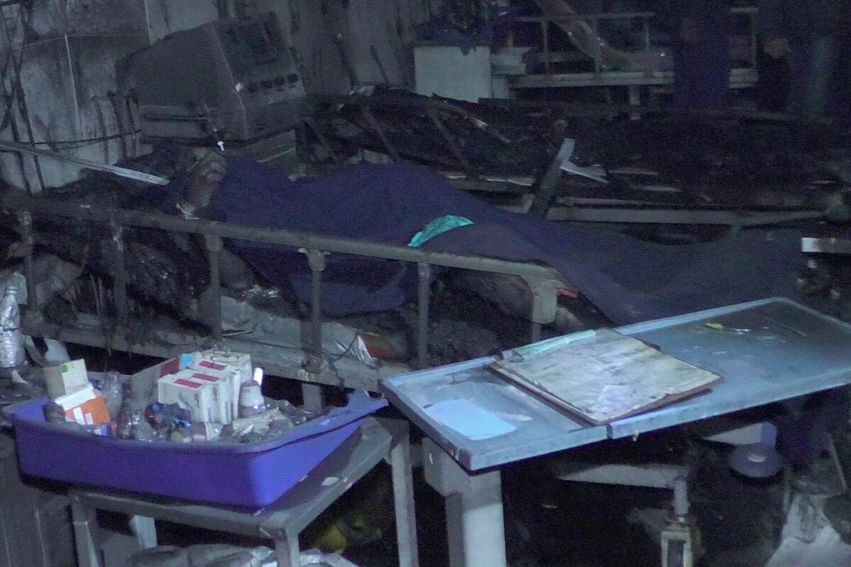 રાજકોટમાં કોવિડ હૉસ્પિટલ (Rajkot COVID Hospital Fire)માં આગ લાગવા સાથે જોડાયેલા કેસમાં સુપ્રીમ કોર્ટ (Supreme Court)એ ગુજરાત સરકાર (Government of Gujarat)ની ફરી ઝાટકણી કાઢી છે. સુપ્રીમે કહ્યું કે, સરકાર રાજકોટ આગકાંડ વિશે તથ્યોને દબાવવાનો પ્રયાસ કરી રહી છે. ગુજરાતના જવાબથી નાખુશ સુપ્રીમ કોર્ટે કહ્યું કે રાજ્યને તથ્યોને દબાવવા ન જોઈએ. સાચા તથ્યોની સાથે એક નવું સોગંદનામું દાખલ કરવાનો નિર્દેશ આપવો પડશે. ICU વિભાગ આગમાં ખાખ રાજકોટમાં કોવિડ હૉસ્પિટલ (Rajkot COVID Hospital Fire)માં આગ લાગવા સાથે જોડાયેલા કેસમાં સુપ્રીમ કોર્ટ (Supreme Court)એ ગુજરાત સરકાર (Government of Gujarat)ની ફરી ઝાટકણી કાઢી છે. સુપ્રીમે કહ્યું કે, સરકાર રાજકોટ આગકાંડ વિશે તથ્યોને દબાવવાનો પ્રયાસ કરી રહી છે. ગુજરાતના જવાબથી નાખુશ સુપ્રીમ કોર્ટે કહ્યું કે રાજ્યને તથ્યોને દબાવવા ન જોઈએ. સાચા તથ્યોની સાથે એક નવું સોગંદનામું દાખલ કરવાનો નિર્દેશ આપવો પડશે. ICU વિભાગ આગમાં ખાખ