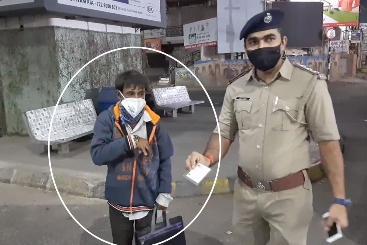 શહેર પોલીસ કમિશનર મનોજ અગ્રવાલની સૂચના બાદ રાજકોટની ગોંડલ ચોકડી ખાતે સહાયતા ચેક પોસ્ટ પણ ઊભી કરવામાં આવી છે. બુધવારના રોજ રાત્રિ કર્ફ્યૂ દરમિયાન ડીસીપી મનોહરસિંહ જાડેજા ખાનગી વાહનમાં સરપ્રાઇઝ ચેકિંગ અર્થે નીકળ્યા હતા. આ સમયે તેમની નજર ગોંડલ ચોકડીથી કેકેવી ચોક સુધી ચાલતા જઇ રહેલા એક વ્યક્તિ પર પડી હતી. ત્યાર બાદ ડીસીપી મનોહરસિંહ જાડેજાએ એક સામાન્ય માણસ બની તેની સાથે વાતચીત કરી હતી. ત્યારબાદ તેના પરિવારનો સંપર્ક સાધીને PCR વાન મારફતે તેને ઘરે મોકલવાની વ્યવસ્થા કરી આપી હતી. શહેર પોલીસ કમિશનર મનોજ અગ્રવાલની સૂચના બાદ રાજકોટની ગોંડલ ચોકડી ખાતે સહાયતા ચેક પોસ્ટ પણ ઊભી કરવામાં આવી છે. બુધવારના રોજ રાત્રિ કર્ફ્યૂ દરમિયાન ડીસીપી મનોહરસિંહ જાડેજા ખાનગી વાહનમાં સરપ્રાઇઝ ચેકિંગ અર્થે નીકળ્યા હતા. આ સમયે તેમની નજર ગોંડલ ચોકડીથી કેકેવી ચોક સુધી ચાલતા જઇ રહેલા એક વ્યક્તિ પર પડી હતી. ત્યાર બાદ ડીસીપી મનોહરસિંહ જાડેજાએ એક સામાન્ય માણસ બની તેની સાથે વાતચીત કરી હતી. ત્યારબાદ તેના પરિવારનો સંપર્ક સાધીને PCR વાન મારફતે તેને ઘરે મોકલવાની વ્યવસ્થા કરી આપી હતી.
