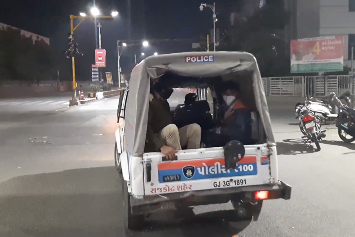 નોંધનીય છે કે અમદાવાદ, રાજકોટ, વડોદરા અને સુરત શહેરમાં સરકાર તરફથી રાત્રિના નવ વાગ્યાથી સવારના છ વાગ્યા સુથી રાત્રિ કર્ફ્યૂ જાહેર કરવામાં આવ્યો છે. આ દરમિયાન ઇમરજન્સી સિવાય લોકોને બહાર નીકળવાની છૂટ નથી આપવામાં આવી. એટલું જ નહીં, ચારેય શહેરમાં નવ વાગ્યા બાદ સરકારી બસોને પણ પ્રવેશની છૂટ નથી. તમામ શહેરમાં નવ વાગ્યા બાદ બીજા શહેરમાં જતા વાહનોને બાયબાસ કરવામાં આવે છે. આ તરમિયાન ખરેખર જરૂરિયાત હોય તેવા લોકોને કોઈ તકલીફ ન પડે તે માટે પોલીસને ખાસ સૂચના આપવામાં આવી છે. નોંધનીય છે કે અમદાવાદ, રાજકોટ, વડોદરા અને સુરત શહેરમાં સરકાર તરફથી રાત્રિના નવ વાગ્યાથી સવારના છ વાગ્યા સુથી રાત્રિ કર્ફ્યૂ જાહેર કરવામાં આવ્યો છે. આ દરમિયાન ઇમરજન્સી સિવાય લોકોને બહાર નીકળવાની છૂટ નથી આપવામાં આવી. એટલું જ નહીં, ચારેય શહેરમાં નવ વાગ્યા બાદ સરકારી બસોને પણ પ્રવેશની છૂટ નથી. તમામ શહેરમાં નવ વાગ્યા બાદ બીજા શહેરમાં જતા વાહનોને બાયબાસ કરવામાં આવે છે. આ તરમિયાન ખરેખર જરૂરિયાત હોય તેવા લોકોને કોઈ તકલીફ ન પડે તે માટે પોલીસને ખાસ સૂચના આપવામાં આવી છે.