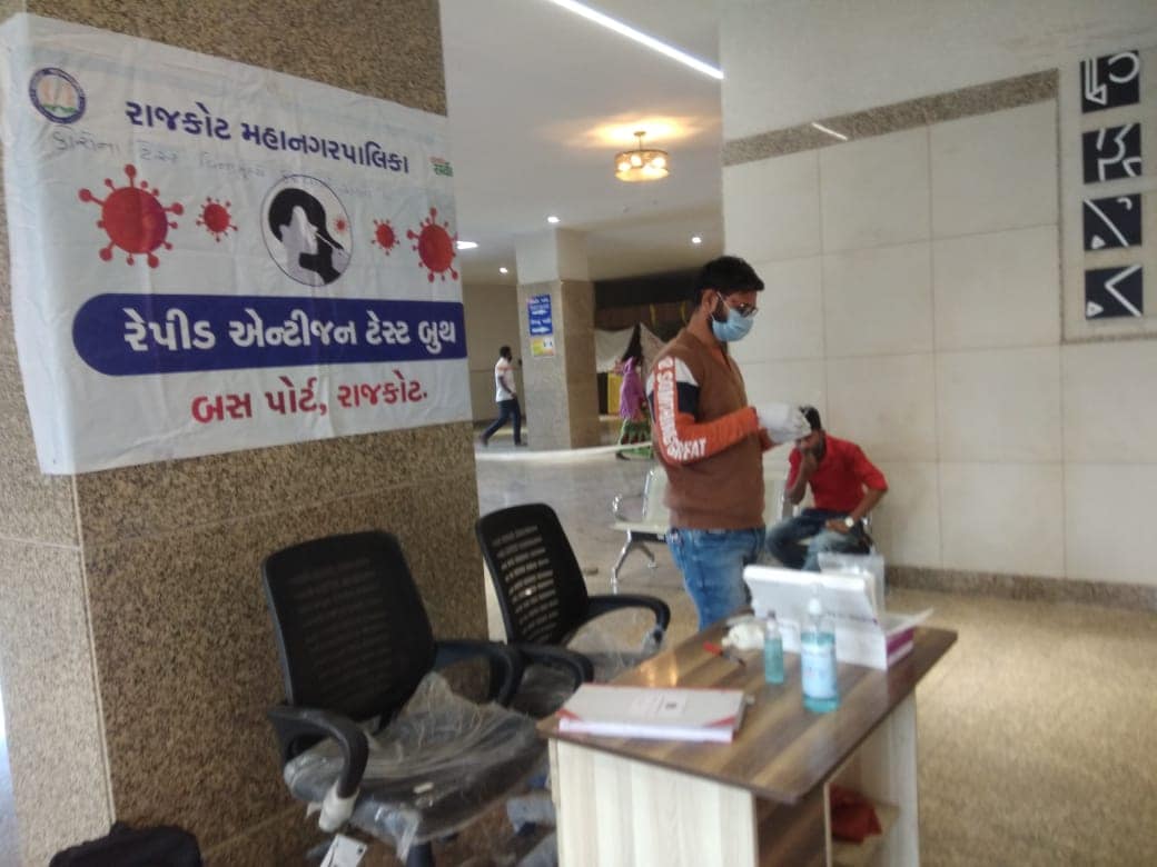 ત્યારે ન્યૂઝ18ગુજરાતી સાથેની વાતચીતમાં રાજકોટ મ્યુનિસિપલ કમિશનર ઉદીત અગ્રવાલ તેમજ મેયર બીનાબેન આચાર્યે જણાવ્યું હતું કે, શહેરમાં જે વિસ્તારોમાં ફેરીયાઓ વધુ પ્રમાણમાં રહે છે. તેવા વિસ્તારોમાં મહાનગરપાલિકા દ્વારા હેલ્થ ચેકઅપ કેમ્પનું આયોજન કરી કોરોના સંક્રમણને અટકાવવાના પ્રયાસો ચાલી રહ્યા છે. રાજકોટ મહાનગરપાલિકાની મેડિકલ ટીમ દ્વારા આવા કેમ્પમાં વ્યક્તિનું સ્વાસ્થ્ય કેવું છે તેની પ્રાથમિક તપાસ થર્મલ સ્ક્રિનિંગ અને પલ્સ ઓક્સિમીટર વડે ચકાસણી કરવામાં આવે છે. જો કોઇ વ્યક્તિને કોરોના સંદર્ભે કોઈપણ લક્ષણો જણાય તો તેમનું સ્થળ પર જ ટેસ્ટીંગ કરવામાં આવે છે. ત્યારે ન્યૂઝ18ગુજરાતી સાથેની વાતચીતમાં રાજકોટ મ્યુનિસિપલ કમિશનર ઉદીત અગ્રવાલ તેમજ મેયર બીનાબેન આચાર્યે જણાવ્યું હતું કે, શહેરમાં જે વિસ્તારોમાં ફેરીયાઓ વધુ પ્રમાણમાં રહે છે. તેવા વિસ્તારોમાં મહાનગરપાલિકા દ્વારા હેલ્થ ચેકઅપ કેમ્પનું આયોજન કરી કોરોના સંક્રમણને અટકાવવાના પ્રયાસો ચાલી રહ્યા છે. રાજકોટ મહાનગરપાલિકાની મેડિકલ ટીમ દ્વારા આવા કેમ્પમાં વ્યક્તિનું સ્વાસ્થ્ય કેવું છે તેની પ્રાથમિક તપાસ થર્મલ સ્ક્રિનિંગ અને પલ્સ ઓક્સિમીટર વડે ચકાસણી કરવામાં આવે છે. જો કોઇ વ્યક્તિને કોરોના સંદર્ભે કોઈપણ લક્ષણો જણાય તો તેમનું સ્થળ પર જ ટેસ્ટીંગ કરવામાં આવે છે.