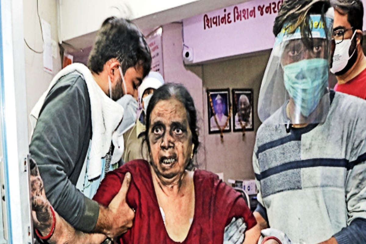 27 નવેમ્બર : રાજકોટના (Rajkot) માલવિયાનગર પોલીસ સ્ટેશન વિસ્તારમાં આવેલ ઉદય શિવાનંદ હોસ્પિટલમાં (Uday Shivanand Covid Hospital fire) આગજનીનો બનાવ સામે આવ્યો છે. હોસ્પિટલમાં લાગેલ આગજનીના બનાવ માં અત્યાર સુધીમાં પાંચ જેટલા દર્દીઓના મૃત્યુ નિપજયા છે. ડીસીપી મનોજ સિંહ જાડેજા ના જણાવ્યા પ્રમાણે ઉદય શિવાનંદ કોવિડ હોસ્પિટલ માં કુલ 33 જેટલા દર્દીઓ સારવાર લઇ રહ્યા હતા. જે 33 દર્દીઓ પૈકી 11 દર્દીઓ આઇસીયુની અંદર સારવાર લઇ રહ્યા હતા. આગમાં આઇસીયુમાં સારવાર લઈ રહેલા 11 પૈકી 5 જેટલા દર્દીઓ આગજનીના બનાવ ના કારણે મૃત્યુ પામ્યા છે. હોસ્પિટલના અન્ય ફ્લોર પર સારવાર લઈ રહેલા 22 દર્દીઓ તેમજ આઈસીયુમાંથી રેસ્ક્યુ કરવામાં આવેલા અન્ય છ દર્દીઓને કુવાડવા રોડ પર આવેલ ગોકુલ હોસ્પિટલમાં વધુ સારવાર અર્થે ખસેડવામાં આવ્યા છે. 27 નવેમ્બર : રાજકોટના (Rajkot) માલવિયાનગર પોલીસ સ્ટેશન વિસ્તારમાં આવેલ ઉદય શિવાનંદ હોસ્પિટલમાં (Uday Shivanand Covid Hospital fire) આગજનીનો બનાવ સામે આવ્યો છે. હોસ્પિટલમાં લાગેલ આગજનીના બનાવ માં અત્યાર સુધીમાં પાંચ જેટલા દર્દીઓના મૃત્યુ નિપજયા છે. ડીસીપી મનોજ સિંહ જાડેજા ના જણાવ્યા પ્રમાણે ઉદય શિવાનંદ કોવિડ હોસ્પિટલ માં કુલ 33 જેટલા દર્દીઓ સારવાર લઇ રહ્યા હતા. જે 33 દર્દીઓ પૈકી 11 દર્દીઓ આઇસીયુની અંદર સારવાર લઇ રહ્યા હતા. આગમાં આઇસીયુમાં સારવાર લઈ રહેલા 11 પૈકી 5 જેટલા દર્દીઓ આગજનીના બનાવ ના કારણે મૃત્યુ પામ્યા છે. હોસ્પિટલના અન્ય ફ્લોર પર સારવાર લઈ રહેલા 22 દર્દીઓ તેમજ આઈસીયુમાંથી રેસ્ક્યુ કરવામાં આવેલા અન્ય છ દર્દીઓને કુવાડવા રોડ પર આવેલ ગોકુલ હોસ્પિટલમાં વધુ સારવાર અર્થે ખસેડવામાં આવ્યા છે.