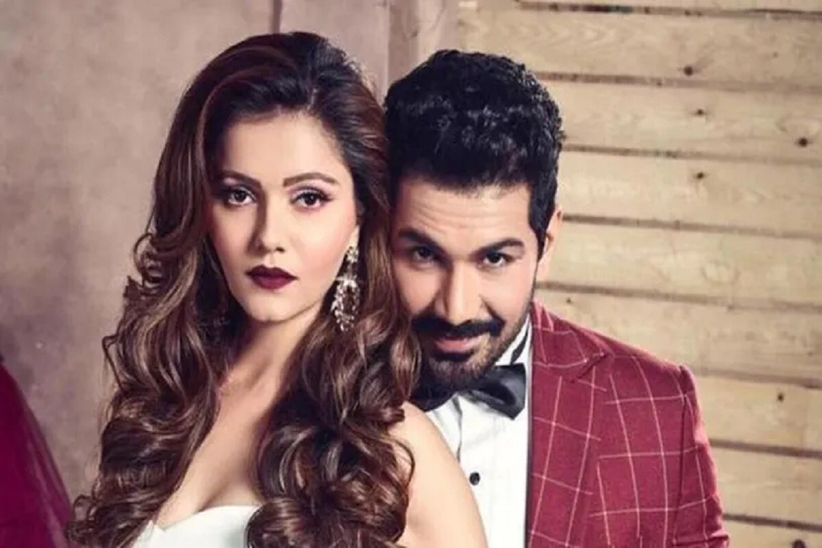 એન્ટરટેઇનમેન્ટ ડેસ્ક: બિગ બોસ 14 (Bigg Boss 14) તેનાં ક્લાઇમેક્સ સ્ટેજ પર છે. રૂબીના દિલૈક (Rubina Dilaik) પહેલી કન્ફર્મ ફાઇનલિસ્ટ બની ગઇ છે. સલમાનખાન (Salman Khan)એ આ વાતની જાહેરાત કરી દીધી છે. ગત વિકેન્ડનાં વારનાં એપિસોડમાં દર્શખોનું મનોરંજન તેમણે કર્યુ હતું.આ એપિસોડમાં પવિત્રા પુનિયાને ઘરની બહાર જવું પડ્યું હતું. આ અઠવાડિયે વધુ ચાર સ્પર્ધકો ઘરની બહાર જશે. એટલું જ નહીં. બિગ બોસ (Bigg Boss)નાં ઘરમમાં આખા સિઝનનાં 6 સ્પર્ધકો જોડાશે જે આ સિઝનમાં એન્ટરટેઇનમેન્ટનો વઘાર કરશે. સલમાન ખાને માહિતી આફી હતી કે, ફિનાલે વિક જાન્યુઆરીની જગ્યાએ આ અઠવાડિયે થશે. જ્યારે શો ચાલતો રહેશે એન્ટરટેઇનમેન્ટ ડેસ્ક: બિગ બોસ 14 (Bigg Boss 14) તેનાં ક્લાઇમેક્સ સ્ટેજ પર છે. રૂબીના દિલૈક (Rubina Dilaik) પહેલી કન્ફર્મ ફાઇનલિસ્ટ બની ગઇ છે. સલમાનખાન (Salman Khan)એ આ વાતની જાહેરાત કરી દીધી છે. ગત વિકેન્ડનાં વારનાં એપિસોડમાં દર્શખોનું મનોરંજન તેમણે કર્યુ હતું.આ એપિસોડમાં પવિત્રા પુનિયાને ઘરની બહાર જવું પડ્યું હતું. આ અઠવાડિયે વધુ ચાર સ્પર્ધકો ઘરની બહાર જશે. એટલું જ નહીં. બિગ બોસ (Bigg Boss)નાં ઘરમમાં આખા સિઝનનાં 6 સ્પર્ધકો જોડાશે જે આ સિઝનમાં એન્ટરટેઇનમેન્ટનો વઘાર કરશે. સલમાન ખાને માહિતી આફી હતી કે, ફિનાલે વિક જાન્યુઆરીની જગ્યાએ આ અઠવાડિયે થશે. જ્યારે શો ચાલતો રહેશે
