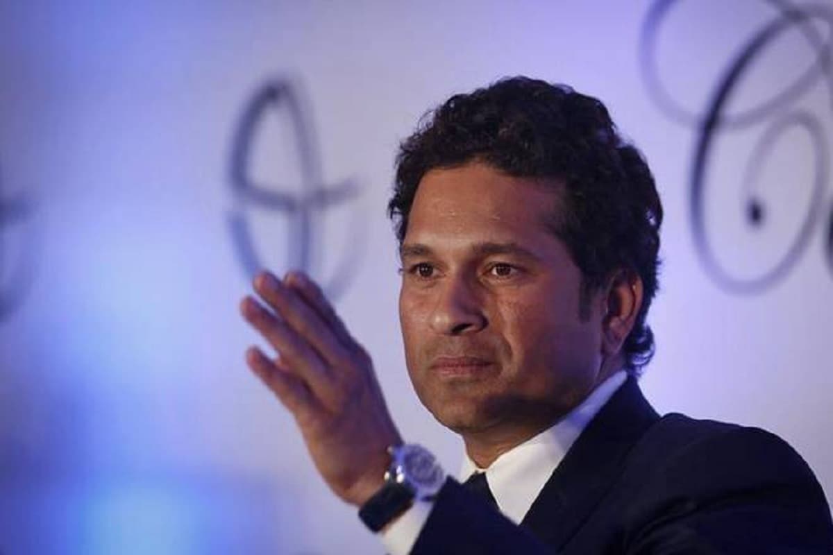 નવી દિલ્હી : મહાન બેટ્સમેન સચિન તેંડુલકરે (Sachin Tendulkar)ભારતીય બોલરોને ઓસ્ટ્રેલિયાના સ્ટિવ સ્મિથને (Steve Smith)આઉટ કરવાની ટિપ્સ આપી છે. સચિનને કહ્યું હતું કે ગૈર પારંપરિક ટેકનિકના કારણે ભારતીય બોલરોએ તેને થોડી બહાર બોલિંગ કરવી પડશે. સચિને ભારતીય બોલરોને સલાહ આપી છે કે ઓસ્ટ્રેલિયા સામે આગામી શ્રેણી દરમિયાન સ્મિથને પાંચમાં સ્ટમ્પ લાઇન પર બોલિંગ કરે. નવી દિલ્હી : મહાન બેટ્સમેન સચિન તેંડુલકરે (Sachin Tendulkar)ભારતીય બોલરોને ઓસ્ટ્રેલિયાના સ્ટિવ સ્મિથને (Steve Smith)આઉટ કરવાની ટિપ્સ આપી છે. સચિનને કહ્યું હતું કે ગૈર પારંપરિક ટેકનિકના કારણે ભારતીય બોલરોએ તેને થોડી બહાર બોલિંગ કરવી પડશે. સચિને ભારતીય બોલરોને સલાહ આપી છે કે ઓસ્ટ્રેલિયા સામે આગામી શ્રેણી દરમિયાન સ્મિથને પાંચમાં સ્ટમ્પ લાઇન પર બોલિંગ કરે.