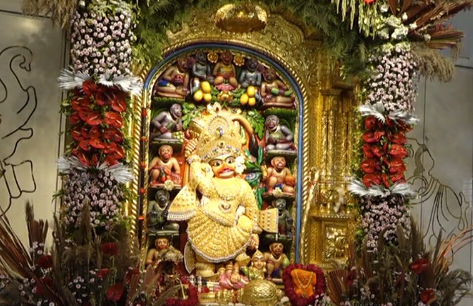કષ્ટભંજનદેવ સાળંગપુરમાં પણ આજે ભક્તો મોટી સંખ્યામાં દર્શન આવ્યા છે. હનુમાન દાદાને શનિવારે કાળી ચૌદશની પૂજાના અવસરે ભક્તો દ્વારા આ વર્ષે 6.5 કરોડનો સોના અને હીરા જડીત વાઘો પહેરાવવામાં આવ્યો છે. આ વસ્ત્રમાં 8 કિલો સોનું વપરાયું છે. દાદાના આ દર્શન દિવ્ય છે. કષ્ટભંજનદેવ સાળંગપુરમાં પણ આજે ભક્તો મોટી સંખ્યામાં દર્શન આવ્યા છે. હનુમાન દાદાને શનિવારે કાળી ચૌદશની પૂજાના અવસરે ભક્તો દ્વારા આ વર્ષે 6.5 કરોડનો સોના અને હીરા જડીત વાઘો પહેરાવવામાં આવ્યો છે. આ વસ્ત્રમાં 8 કિલો સોનું વપરાયું છે. દાદાના આ દર્શન દિવ્ય છે.