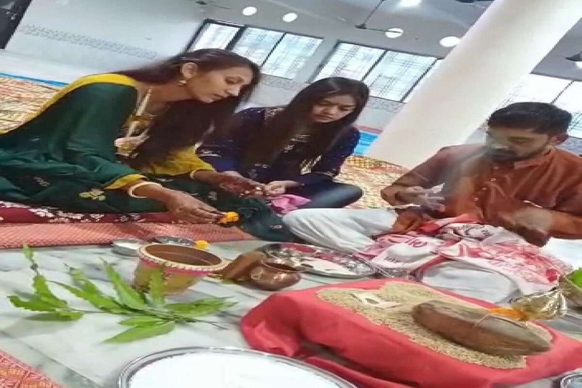 ટંકારા સરદાર લેઉવા પાટીદાર સમાજ મહિલા સમિતિ દ્વારા આયોજીત દ્વિતીય સમૂહ લગ્ન 26 નવેમ્બરેને ગુરુવારે તુલસી વિવાહના પાવન દિવસે યોજાયો હતો. આ સમૂહ લગ્નની ખાસ વિશેષતા એ છે કે કોરોના કાળમાં સરકારની ગાઈડલાઈન્સ મુજબ એકસાથે 26 યુગલ નવ દંપતીએ પ્રભુતામાં પગલાં પાડ્યા હતા. સમૂહ લગ્નમાં ઓછામાં ઓછાં 6 થી 7 હજાર માણસો ભેગા થતાં હોવાથી કોરોનાના કારણે સમૂહ લગ્ન એક સ્થળ પર શક્ય ન હતો. આથી સમાજના કમિટી મેમ્બર દ્વારા સમૂહ લગ્ન નવદંપતી પરિવારના ઘર આંગણે જ યોજવાનો નિર્ણય કરવામાં આવ્યો હતો ટંકારા સરદાર લેઉવા પાટીદાર સમાજ મહિલા સમિતિ દ્વારા આયોજીત દ્વિતીય સમૂહ લગ્ન 26 નવેમ્બરેને ગુરુવારે તુલસી વિવાહના પાવન દિવસે યોજાયો હતો. આ સમૂહ લગ્નની ખાસ વિશેષતા એ છે કે કોરોના કાળમાં સરકારની ગાઈડલાઈન્સ મુજબ એકસાથે 26 યુગલ નવ દંપતીએ પ્રભુતામાં પગલાં પાડ્યા હતા. સમૂહ લગ્નમાં ઓછામાં ઓછાં 6 થી 7 હજાર માણસો ભેગા થતાં હોવાથી કોરોનાના કારણે સમૂહ લગ્ન એક સ્થળ પર શક્ય ન હતો. આથી સમાજના કમિટી મેમ્બર દ્વારા સમૂહ લગ્ન નવદંપતી પરિવારના ઘર આંગણે જ યોજવાનો નિર્ણય કરવામાં આવ્યો હતો
