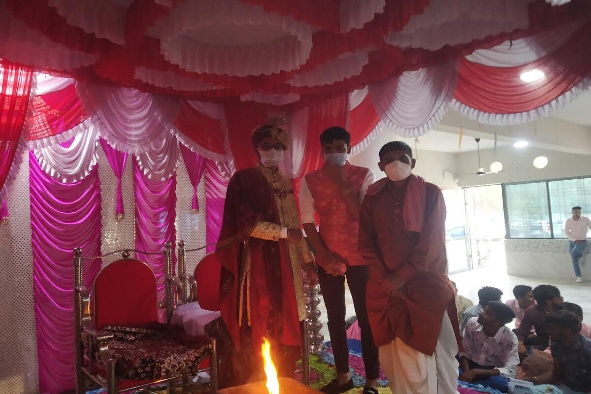 શ્રી સરદાર લેઉવા પાટીદાર સમાજ દ્વારા અલગ-અલગ નિયમો નક્કી કરવામાં આવેલ હતા. આ સમૂહ લગ્ન એક જ દિવસની અંદર યોજવાના હતા ત્યારે આજે સવારે 8 વાગ્યાથી આ લગ્ન શરૂ થઈ ગયા હતા અને સવારે મંડપ રોપણ, બપોરે સીમિત માણસોની હાજરીમાં જમણવાર, જાન આગમન, સમાજના કમિટી મેમ્બર અને દાતાઓ દ્વારા નવદંપતીને આશીર્વાદ, હસ્તમેળાપ અને ભોજન સમારોહ સાથે લગ્ન પૂર્ણ કરાયા હતા. સાથે જ કોરોના ગાઇડ લાઈન્સનું સંપુર્ણ પાલન કરવામાં આવ્યું હતું. જેમાં ફક્ત 100 વ્યક્તિઓ હાજર રહ્યા હતા. શ્રી સરદાર લેઉવા પાટીદાર સમાજ દ્વારા અલગ-અલગ નિયમો નક્કી કરવામાં આવેલ હતા. આ સમૂહ લગ્ન એક જ દિવસની અંદર યોજવાના હતા ત્યારે આજે સવારે 8 વાગ્યાથી આ લગ્ન શરૂ થઈ ગયા હતા અને સવારે મંડપ રોપણ, બપોરે સીમિત માણસોની હાજરીમાં જમણવાર, જાન આગમન, સમાજના કમિટી મેમ્બર અને દાતાઓ દ્વારા નવદંપતીને આશીર્વાદ, હસ્તમેળાપ અને ભોજન સમારોહ સાથે લગ્ન પૂર્ણ કરાયા હતા. સાથે જ કોરોના ગાઇડ લાઈન્સનું સંપુર્ણ પાલન કરવામાં આવ્યું હતું. જેમાં ફક્ત 100 વ્યક્તિઓ હાજર રહ્યા હતા.