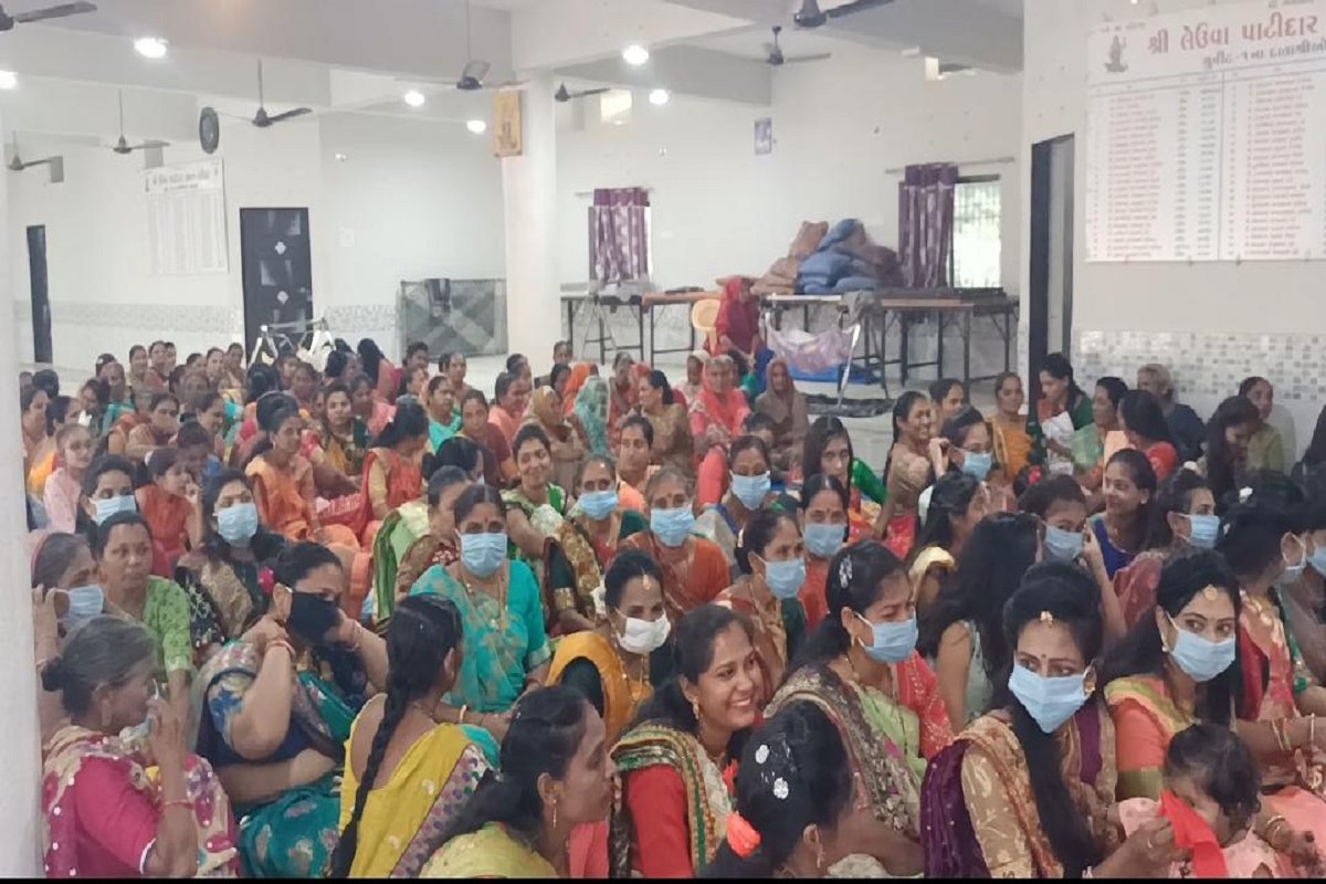 આ સમૂહ લગ્નમાં કન્યાઓને 77 પ્રકારની વસ્તુ સ્વરૂપે દાતાઓ દ્વારા કરિયાવર તેના ઘેર જઈને આપવામાં આવી હતી. નવ દંપતીઓના ઘરે જ લગ્ન યોજાયા હોવાથી ચોરી મંડપના 5,000 તેમજ જમણવારના 15000 સરદાર લેઉવા પાટીદાર સમાજ દ્વારા કન્યાઓના માતા-પિતાને આપ્યા હતા. આ દરમિયાન કોરાનાને ધ્યાનમાં રાખી સોશિયલ ડિસ્ટન્સ રાખવામાં આવ્યું હતું. આ સમૂહ લગ્ન ઉત્સવની તૈયારી માટે પ્રમુખ અશોકભાઈ પટેલ, ઉપપ્રમુખ બેચરભાઈ તેમજ સર્વે મહિલા સમિતિ દ્વારા આપદાને અવસરમાં ફેરવી નાખ્યો હતો. આ સમૂહ લગ્નમાં કન્યાઓને 77 પ્રકારની વસ્તુ સ્વરૂપે દાતાઓ દ્વારા કરિયાવર તેના ઘેર જઈને આપવામાં આવી હતી. નવ દંપતીઓના ઘરે જ લગ્ન યોજાયા હોવાથી ચોરી મંડપના 5,000 તેમજ જમણવારના 15000 સરદાર લેઉવા પાટીદાર સમાજ દ્વારા કન્યાઓના માતા-પિતાને આપ્યા હતા. આ દરમિયાન કોરાનાને ધ્યાનમાં રાખી સોશિયલ ડિસ્ટન્સ રાખવામાં આવ્યું હતું. આ સમૂહ લગ્ન ઉત્સવની તૈયારી માટે પ્રમુખ અશોકભાઈ પટેલ, ઉપપ્રમુખ બેચરભાઈ તેમજ સર્વે મહિલા સમિતિ દ્વારા આપદાને અવસરમાં ફેરવી નાખ્યો હતો.