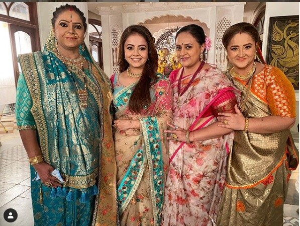હાલમાં જ આવેલા સ્પોટબોયના રિપોર્ટમાં જણાવવામાં આવ્યું છે કે રૂપલ પટેલની જેમ દેવોલિના અને નાઝીમે પણ થોડા જ એપિસોડ સાઈન કર્યા હતા. ત્રણેય એક્ટર્સ નવેમ્બરના મધ્યમાં શોને અલવિદા કહી દેશે અને ત્યારબાદ શોને ગહના (સ્નેહા જૈન) અને અનંતના રોલ સાથે આગળ વધારવામાં આવશે. હાલમાં જ આવેલા સ્પોટબોયના રિપોર્ટમાં જણાવવામાં આવ્યું છે કે રૂપલ પટેલની જેમ દેવોલિના અને નાઝીમે પણ થોડા જ એપિસોડ સાઈન કર્યા હતા. ત્રણેય એક્ટર્સ નવેમ્બરના મધ્યમાં શોને અલવિદા કહી દેશે અને ત્યારબાદ શોને ગહના (સ્નેહા જૈન) અને અનંતના રોલ સાથે આગળ વધારવામાં આવશે.