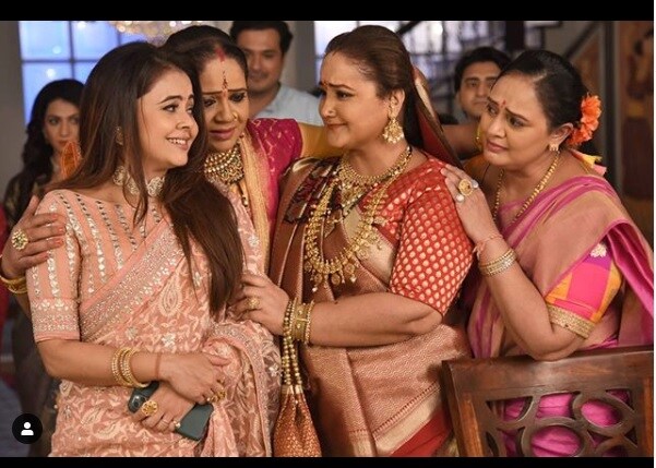 આ સિવાય સમાચાર છે કે શોની પોપ્યુલારિટીને જોઈને મેકર્સ હાલ રૂપલ પટેલના રોલને આગળ વધારવાની તૈયારીમાં છે જેના માટે વાતચીત ચાલી રહી છે. રૂપલે માત્ર 20 એપિસોડ જ સાઈન કર્યા હતા. ગોપી અને અહમના રોલની પણ વિદાય થવાની છે તેનાથી દર્શકો નિરાશ થઇ શકે છે. ખબર તો એવી પણ છે કે મેકર્સ ત્રણેયને શોમાં કાયમ રાખવામાં માટે મનાવી રહ્યા છે. આ સિવાય સમાચાર છે કે શોની પોપ્યુલારિટીને જોઈને મેકર્સ હાલ રૂપલ પટેલના રોલને આગળ વધારવાની તૈયારીમાં છે જેના માટે વાતચીત ચાલી રહી છે. રૂપલે માત્ર 20 એપિસોડ જ સાઈન કર્યા હતા. ગોપી અને અહમના રોલની પણ વિદાય થવાની છે તેનાથી દર્શકો નિરાશ થઇ શકે છે. ખબર તો એવી પણ છે કે મેકર્સ ત્રણેયને શોમાં કાયમ રાખવામાં માટે મનાવી રહ્યા છે.