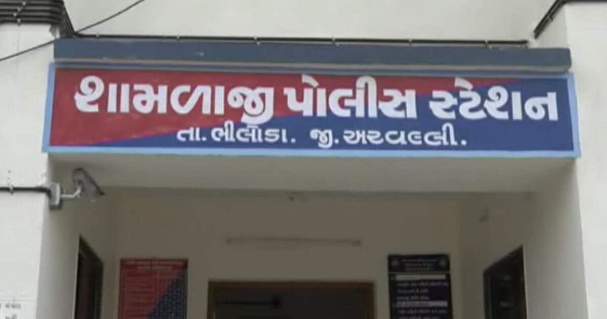 આ મામલે મૃતકની પત્નીએ શામળાજી પોલીસ મથકમાં ફરિયાદ આપી છે કે 31 ઑક્ટોબરના રોજ બપોરે 1-2.30 વાગ્યાની વચ્ચે શામળૈાજી બસ સ્ટેન્ડથી રતનપુર જતા રસ્તાથી વેણપુર પેટ્રોલ વચ્ચે તેને અજાણ્યા ઇસમોએ માર મારી ગંભીર ઇજાઓ પહોંચાડી હતી. ઘટનામાં યુવકનું મૃત્યુ થયું હતું. આ મામલે મૃતકની પત્નીએ શામળાજી પોલીસ મથકમાં ફરિયાદ આપી છે કે 31 ઑક્ટોબરના રોજ બપોરે 1-2.30 વાગ્યાની વચ્ચે શામળૈાજી બસ સ્ટેન્ડથી રતનપુર જતા રસ્તાથી વેણપુર પેટ્રોલ વચ્ચે તેને અજાણ્યા ઇસમોએ માર મારી ગંભીર ઇજાઓ પહોંચાડી હતી. ઘટનામાં યુવકનું મૃત્યુ થયું હતું.