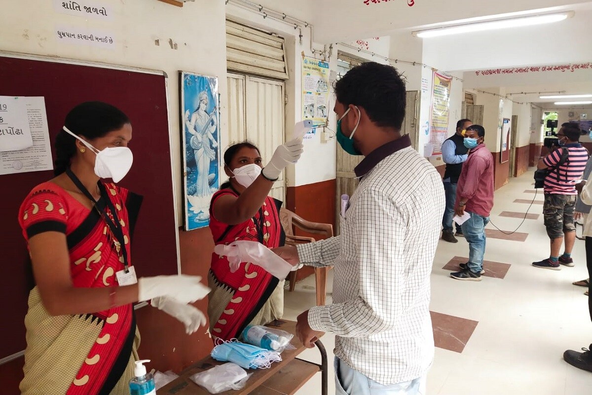 કોરોનાકાળમાં (Coronavirus) આજે ગુજરાતમાં (Gujarat) આઠ બેઠકો પર ઐતિહાસિક મતદાન (Bypoll Election) થઇ રહ્યું છે. ત્યારે કોવિડની તમામ ગાઇડલાઇન (Covid Guidelines) અનુસરવામાં આવી રહી છે. પહેલીવાર સોશિયલ ડિસ્ટન્સિંગ, માસ્ક, ગ્લોવ્ઝ સાથે રાજ્યમાં મતદાન થઇ રહ્યું છે. ગુજરાતીઓ પણ આ કોરોનાકાળનાં મતદાનમાં જોડાઇ રહ્યાં છે અને પોતાનો સહયોગ પણ આપી રહ્યાં છે. આજે સવારે સાત વાગ્યાથી મતદાન શરૂ થઇ ગયુ છે. નોંધનીય છે કે, અબડાસા, ધારી, લિંબડી, કરજણ, ઓલપાડ, ગઢડા, ડાંગ, મોરબી વિધાનસભાની ખાલી પડેલી બેઠકો પર પેટા ચૂંટણી માટે મતદાન થઇ રહ્યું છે. આજે, 3 નવેમ્બરે મતદાન યોજાશે અને 10 નવેમ્બરે મતગણતરી હાથ ધરાશે. કોરોનાકાળમાં (Coronavirus) આજે ગુજરાતમાં (Gujarat) આઠ બેઠકો પર ઐતિહાસિક મતદાન (Bypoll Election) થઇ રહ્યું છે. ત્યારે કોવિડની તમામ ગાઇડલાઇન (Covid Guidelines) અનુસરવામાં આવી રહી છે. પહેલીવાર સોશિયલ ડિસ્ટન્સિંગ, માસ્ક, ગ્લોવ્ઝ સાથે રાજ્યમાં મતદાન થઇ રહ્યું છે. ગુજરાતીઓ પણ આ કોરોનાકાળનાં મતદાનમાં જોડાઇ રહ્યાં છે અને પોતાનો સહયોગ પણ આપી રહ્યાં છે. આજે સવારે સાત વાગ્યાથી મતદાન શરૂ થઇ ગયુ છે. નોંધનીય છે કે, અબડાસા, ધારી, લિંબડી, કરજણ, ઓલપાડ, ગઢડા, ડાંગ, મોરબી વિધાનસભાની ખાલી પડેલી બેઠકો પર પેટા ચૂંટણી માટે મતદાન થઇ રહ્યું છે. આજે, 3 નવેમ્બરે મતદાન યોજાશે અને 10 નવેમ્બરે મતગણતરી હાથ ધરાશે.