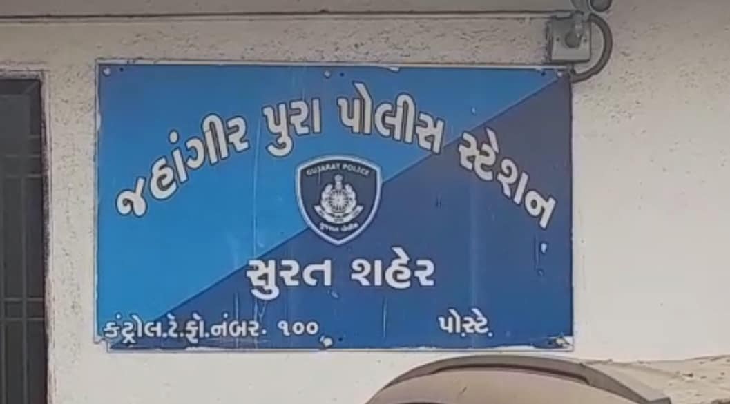 તેમની પાસેથી 9 કાર્ટીઝથી લોડેડ દેશી બનાવટની લોડેડ પિસ્ટલ અને એક મેગઝિન કે જેમાં 6 નંગ જીવતા કાર્ટીઝ હતા તે મળી કુલ રૂા. 26,500નો મુદ્દામાલ કબ્જે લીધો હતો. પોલીસે બંનેની હાથ ધરેલી પુછપરછમાં પોતાના શોખ માટે દેશી બનાવટની પિસ્ટલ અને કાર્ટીઝ યુપીના પ્રતાપગઢ ખાતેથી રૂ. 28,000માં ખરીદયાની કબૂલાત કરી હતી. મુંબઇમાં છુટક કામકાજ કરતા બંને બે દિવસ અગાઉ જ કામધંધાની શોધમાં સુરત આવ્યા હતા અને પોલીસના હાથે ઝડપાય ગયા હતા તેમની પાસેથી 9 કાર્ટીઝથી લોડેડ દેશી બનાવટની લોડેડ પિસ્ટલ અને એક મેગઝિન કે જેમાં 6 નંગ જીવતા કાર્ટીઝ હતા તે મળી કુલ રૂા. 26,500નો મુદ્દામાલ કબ્જે લીધો હતો. પોલીસે બંનેની હાથ ધરેલી પુછપરછમાં પોતાના શોખ માટે દેશી બનાવટની પિસ્ટલ અને કાર્ટીઝ યુપીના પ્રતાપગઢ ખાતેથી રૂ. 28,000માં ખરીદયાની કબૂલાત કરી હતી. મુંબઇમાં છુટક કામકાજ કરતા બંને બે દિવસ અગાઉ જ કામધંધાની શોધમાં સુરત આવ્યા હતા અને પોલીસના હાથે ઝડપાય ગયા હતા
