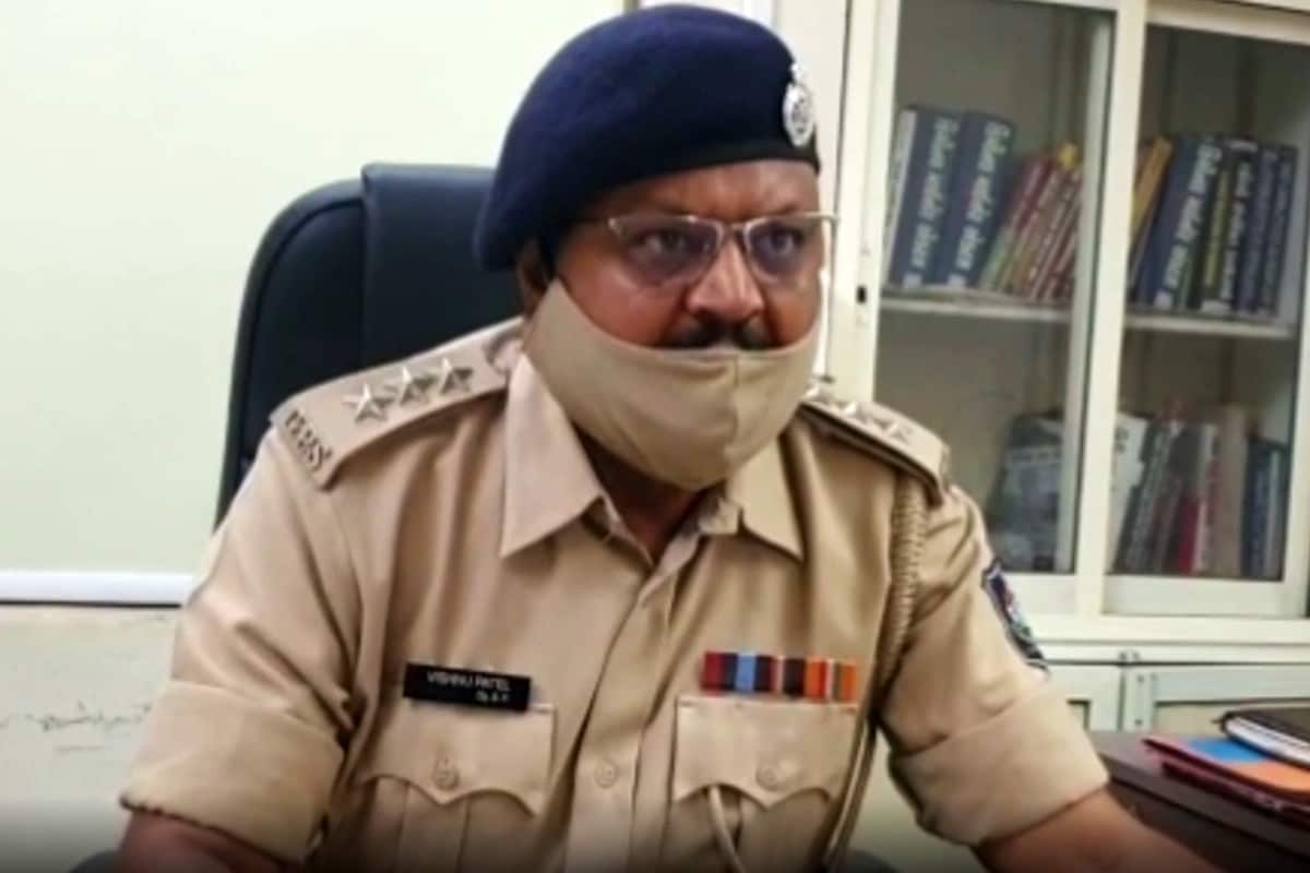 વલસાડમાંથી પસાર થતા રાષ્ટ્રીય ધોરી માર્ગ 48 ઉપર વાઘલધરા ગામ પાસે પોલીસ વાહન ચેકિંગ કરી રહી હતી.તે દરમિયાન મહારાષ્ટ્ર પાર્સીંગ વાળું એક બાઈક આવતા પોલીસે તેને રોક્યું હતું.જોકે બાઈક રોક્તાની સાથેજ પાછળ બેસેલો ઇસમ ઉતરીને નાસી છૂટ્યો હતો.જેથી પોલીસે તાત્કાલિક ચાલકને દબોચી તેની ઝડતી લેતા તેની પાસેથી 14.17 ગ્રામ એમ.ડી ડ્રગ્સનો જથ્થો મળી આવ્યો હતો.ડ્રગ્સ જોઇને પોલીસ પણ ચોંકી ઉઠી હતી અને તાત્કાલિક આલા અધિકારીઓને જાણ કરી બાઈક ચાલકની ધરપકડ કરીને તપાસ શરુ કરી છે. વલસાડમાંથી પસાર થતા રાષ્ટ્રીય ધોરી માર્ગ 48 ઉપર વાઘલધરા ગામ પાસે પોલીસ વાહન ચેકિંગ કરી રહી હતી.તે દરમિયાન મહારાષ્ટ્ર પાર્સીંગ વાળું એક બાઈક આવતા પોલીસે તેને રોક્યું હતું.જોકે બાઈક રોક્તાની સાથેજ પાછળ બેસેલો ઇસમ ઉતરીને નાસી છૂટ્યો હતો.જેથી પોલીસે તાત્કાલિક ચાલકને દબોચી તેની ઝડતી લેતા તેની પાસેથી 14.17 ગ્રામ એમ.ડી ડ્રગ્સનો જથ્થો મળી આવ્યો હતો.ડ્રગ્સ જોઇને પોલીસ પણ ચોંકી ઉઠી હતી અને તાત્કાલિક આલા અધિકારીઓને જાણ કરી બાઈક ચાલકની ધરપકડ કરીને તપાસ શરુ કરી છે.