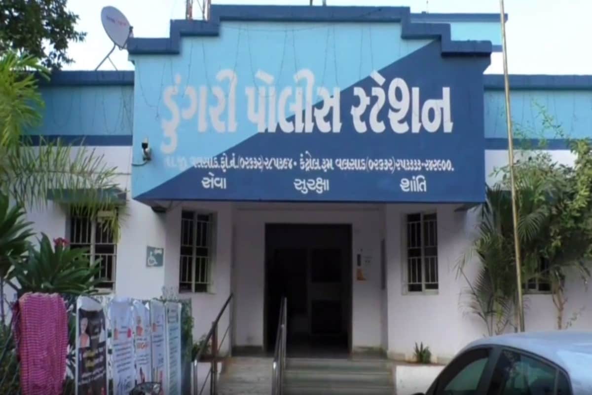પોલીસની પ્રાથમિક તપાસમાં પકડાયેલા બાઈક ચાલકનું નામ અરબાઝ શેખ હોવાનું સામે આવ્યું છે અને તે મૂળ મુંબઈનો રહીશ છે.જોકે છેલ્લા ઘણા વર્ષોથી તે વડોદરાના અકોટા વિસ્તારમાં રહે છે.તો તેના ફરાર સાથીનું નામ અમાન હોવાનું સામે આવ્યું છે.પકડાયેલા આરોપીના કેહવા પ્રમાણે અમાનત ને ડ્રગ્સ જોઈતું હોવાથી તેને એ મુંબઈ લઇ ગયો હતો અને ત્યાં તેણે ઓળખાણ કરાવી હતી. પોલીસની પ્રાથમિક તપાસમાં પકડાયેલા બાઈક ચાલકનું નામ અરબાઝ શેખ હોવાનું સામે આવ્યું છે અને તે મૂળ મુંબઈનો રહીશ છે.જોકે છેલ્લા ઘણા વર્ષોથી તે વડોદરાના અકોટા વિસ્તારમાં રહે છે.તો તેના ફરાર સાથીનું નામ અમાન હોવાનું સામે આવ્યું છે.પકડાયેલા આરોપીના કેહવા પ્રમાણે અમાનત ને ડ્રગ્સ જોઈતું હોવાથી તેને એ મુંબઈ લઇ ગયો હતો અને ત્યાં તેણે ઓળખાણ કરાવી હતી.