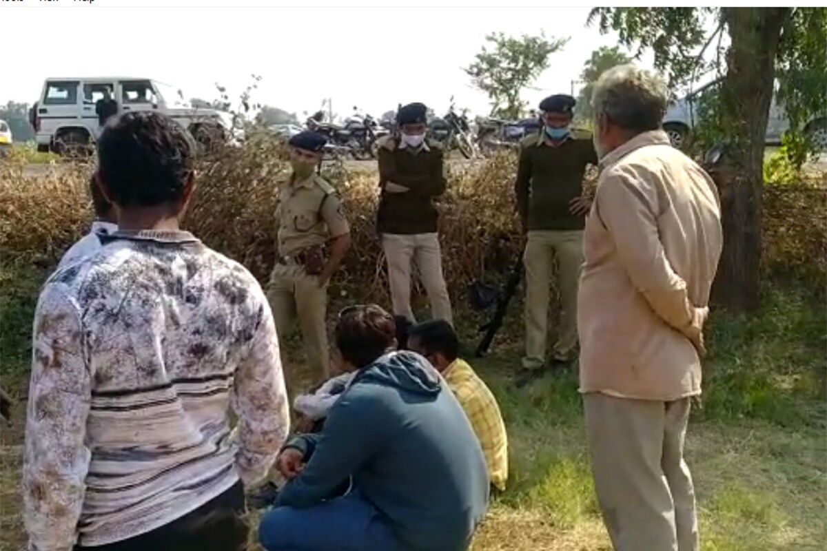 મળતી માહિતી પ્રમાણે સુરેન્દ્રનગર જિલ્લાના ધ્રાંગધ્રા તાલુકાના બાવળી ગામની સીમમાં પાવર પ્રોજેક્ટ કંપની વીજ પોલ ઊભા કરી રહી છે. જેની સામે ખેડૂતોનો આક્ષેપ છે કે વીજ કંપનીએ તેના વાવેતર કરેલા ખેતરોમાં તેમની સંમતી વગર જ તેમ જ કોઈ જ વળતર વગર વીજ પોલ નાખવાની કામગારી શરૂ કરી દીધી છે. મળતી માહિતી પ્રમાણે સુરેન્દ્રનગર જિલ્લાના ધ્રાંગધ્રા તાલુકાના બાવળી ગામની સીમમાં પાવર પ્રોજેક્ટ કંપની વીજ પોલ ઊભા કરી રહી છે. જેની સામે ખેડૂતોનો આક્ષેપ છે કે વીજ કંપનીએ તેના વાવેતર કરેલા ખેતરોમાં તેમની સંમતી વગર જ તેમ જ કોઈ જ વળતર વગર વીજ પોલ નાખવાની કામગારી શરૂ કરી દીધી છે.