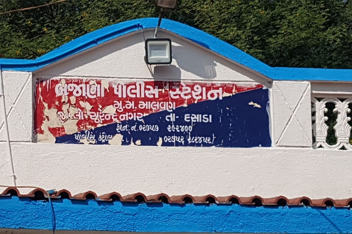 માલવણી હાઇવે પર જાણે કે કોઈ ફિલ્મનું શૂટિંગ ચાલી રહ્યું હોય તેવા દ્રશ્યો જોવા મળ્યા હતા. પોલીસે કાર અટકાવવાનો પ્રયાસ કરતા બુટલેગર તરફથી પોલીસ જેમાં સવાર હતી તે ખાનગી કાર પર ફાયરિંગ કરવામાં આવ્યું હતું. જે બાદમાં બુટલેગરો પોલીસની કાર સાથે કાર અથડાવીને ભાગી ગયા હતા. ફાયરિંગમાં પોલીસ જે કારમાં સવાર હતી તે કારને પણ નુકસાન થયું છે. માલવણી હાઇવે પર જાણે કે કોઈ ફિલ્મનું શૂટિંગ ચાલી રહ્યું હોય તેવા દ્રશ્યો જોવા મળ્યા હતા. પોલીસે કાર અટકાવવાનો પ્રયાસ કરતા બુટલેગર તરફથી પોલીસ જેમાં સવાર હતી તે ખાનગી કાર પર ફાયરિંગ કરવામાં આવ્યું હતું. જે બાદમાં બુટલેગરો પોલીસની કાર સાથે કાર અથડાવીને ભાગી ગયા હતા. ફાયરિંગમાં પોલીસ જે કારમાં સવાર હતી તે કારને પણ નુકસાન થયું છે.