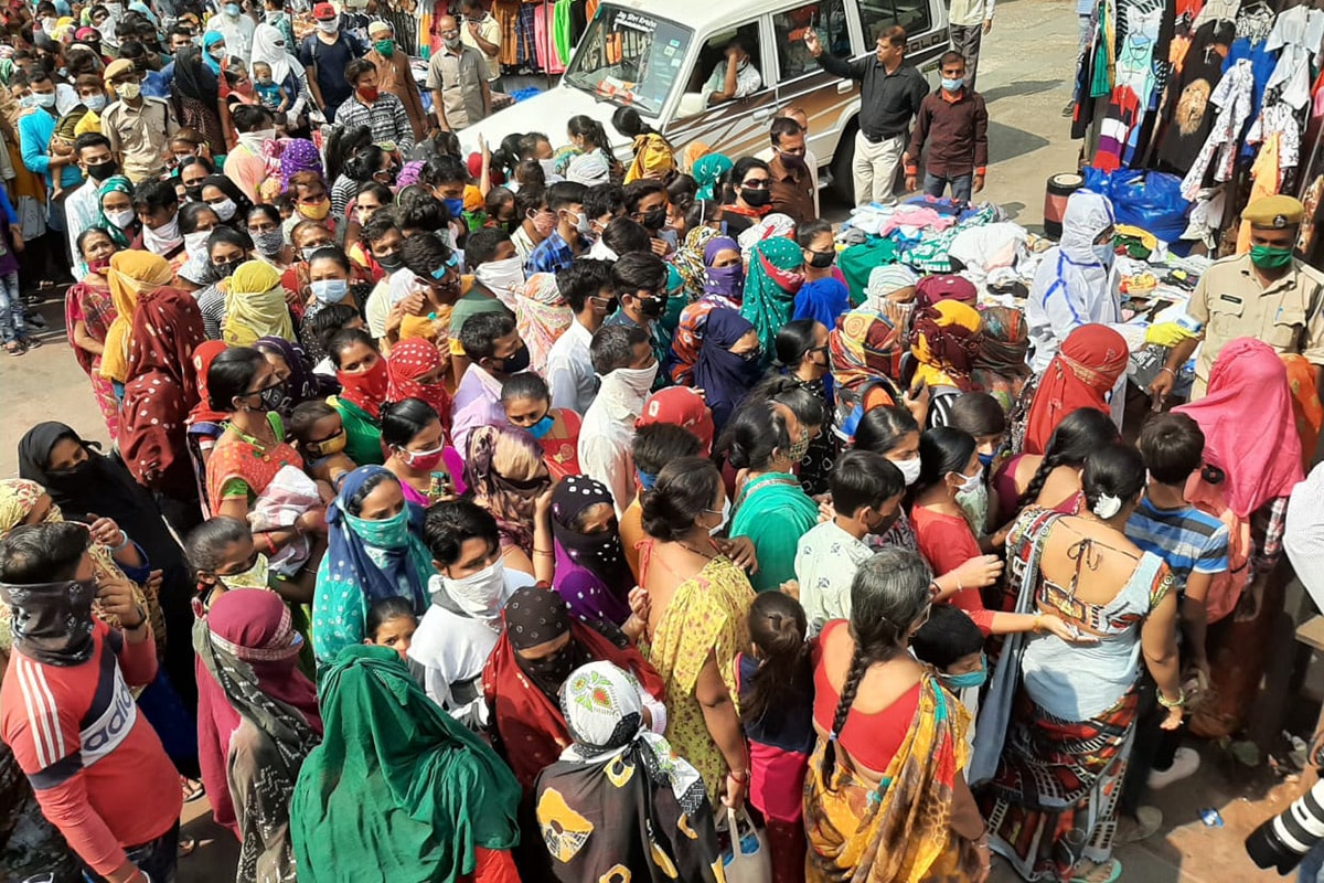 વિભુ પટેલ, અમદાવાદ: અમદાવાદનું લાલ દરવાજા બજાર (Lal Darwaja Market- Ahmedabad) ખરીદી માટે પ્રખ્યાત છે. તેમાં પણ તહેવારોના દિવસોમાં ફક્ત અમદાવાદ જ નહીં પરંતુ અન્ય શહેરમાંથી પણ લોકો અહીં ખરીદી (Diwali Shopping) કરવા માટે આવતા હોય છે. એ જ રીતે છેલ્લા કેટલાક દિવસોથી અહીં ખરીદી માટે ભારે ભીડ જામે છે. આ દરમિયાન લોકો કોરોના અંગે સરકારની માર્ગદર્શિકા (Coronavirus Guidelines)નું બિલકુલ પાલન ન કરતા હોવાનું ધ્યાનમાં આવ્યું છે. એટલે કે લોકો ખરીદીમાં નિયમો ભૂલી ગયા છે. આ અંગે ન્યૂઝ18 ગુજરાતીએ સતત અહેવાલ પ્રગટ કરતા આખરે તંત્ર જાગ્યું છે. વિભુ પટેલ, અમદાવાદ: અમદાવાદનું લાલ દરવાજા બજાર (Lal Darwaja Market- Ahmedabad) ખરીદી માટે પ્રખ્યાત છે. તેમાં પણ તહેવારોના દિવસોમાં ફક્ત અમદાવાદ જ નહીં પરંતુ અન્ય શહેરમાંથી પણ લોકો અહીં ખરીદી (Diwali Shopping) કરવા માટે આવતા હોય છે. એ જ રીતે છેલ્લા કેટલાક દિવસોથી અહીં ખરીદી માટે ભારે ભીડ જામે છે. આ દરમિયાન લોકો કોરોના અંગે સરકારની માર્ગદર્શિકા (Coronavirus Guidelines)નું બિલકુલ પાલન ન કરતા હોવાનું ધ્યાનમાં આવ્યું છે. એટલે કે લોકો ખરીદીમાં નિયમો ભૂલી ગયા છે. આ અંગે ન્યૂઝ18 ગુજરાતીએ સતત અહેવાલ પ્રગટ કરતા આખરે તંત્ર જાગ્યું છે.