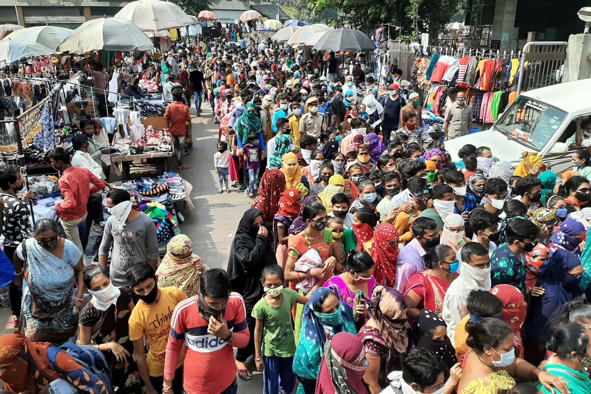 જોકે, બીજી તરફ અહીં ખરીદી કરવા આવતા લોકો બજારમાં ખરીદી માટે મોડું થઈ રહ્યાનું જણાવીને ભીડ કરી રહ્યા છે. નાના બાળકોને પણ માસ્ક પહેરાવ્યાં વગર સાથે લઈને માર્કેટ પહોંચી રહ્યા છે. થર્મલ સ્કેનિગ કરાવવા માટે પણ પડાપડી કરી રહ્યા છે. આ દરમિયાન પણ સોશિયલ ડિસ્ટન્સિંગના ધજાગરા ઉડી રહ્યા છે. તંત્ર અને પોલીસના સમજાવવા છતાં લોકો સમજવા માટે તૈયાર નથી થઈ રહ્યા. જોકે, બીજી તરફ અહીં ખરીદી કરવા આવતા લોકો બજારમાં ખરીદી માટે મોડું થઈ રહ્યાનું જણાવીને ભીડ કરી રહ્યા છે. નાના બાળકોને પણ માસ્ક પહેરાવ્યાં વગર સાથે લઈને માર્કેટ પહોંચી રહ્યા છે. થર્મલ સ્કેનિગ કરાવવા માટે પણ પડાપડી કરી રહ્યા છે. આ દરમિયાન પણ સોશિયલ ડિસ્ટન્સિંગના ધજાગરા ઉડી રહ્યા છે. તંત્ર અને પોલીસના સમજાવવા છતાં લોકો સમજવા માટે તૈયાર નથી થઈ રહ્યા.
