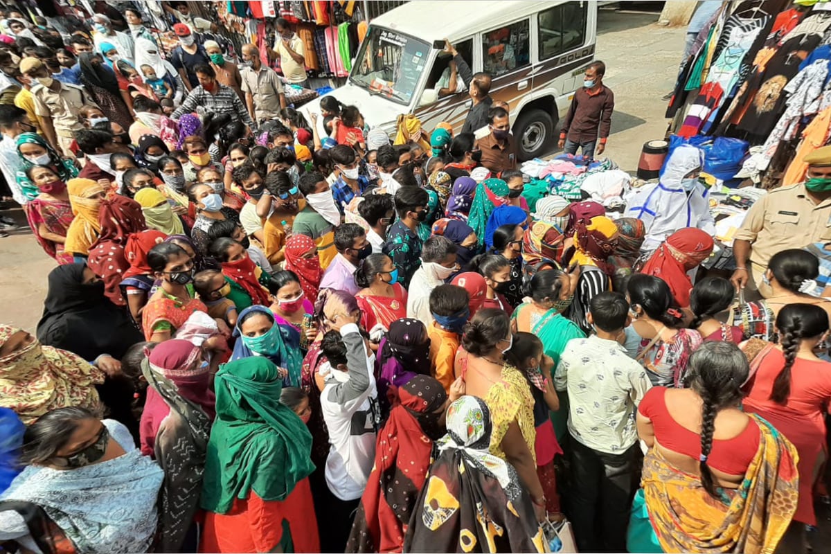 તહેવારો જેમ જેમ નજીક આવી રહ્યા છે તેમ માર્કેટમાં ભીડ વધી રહી છે. ભીડના દ્રશ્યો જોઈને તંત્ર આખરે જાગ્યું છે. હાલ લાલ દરવાજા માર્કેટ આવતા લોકોનું થર્મલ ગનથી સ્કેનિંગ શરૂ થયું છે. બજારના દરવાજા બંધ કરી દેવામાં આવ્યા છે. સ્કેનિંગ બાદ જ લોકોને માર્કેટમાં પ્રવેશ આપવામાં આવી રહ્યો છે. આથી અહીં ખરીદી કરવા આવતા લોકોની લાંબી લાઈનો લાગી ગઈ છે. બીજું કે જો થર્મલ ગનમાં તાપમાન 38 ડીગ્રીથી નીચે આવે તો જ માર્કેટમાં પ્રવેશ આપવામાં આવે છે. જો તેનાથી વધારે તાપમાન હોય તો તેમને પ્રવેશ અપાતો નથી. તહેવારો જેમ જેમ નજીક આવી રહ્યા છે તેમ માર્કેટમાં ભીડ વધી રહી છે. ભીડના દ્રશ્યો જોઈને તંત્ર આખરે જાગ્યું છે. હાલ લાલ દરવાજા માર્કેટ આવતા લોકોનું થર્મલ ગનથી સ્કેનિંગ શરૂ થયું છે. બજારના દરવાજા બંધ કરી દેવામાં આવ્યા છે. સ્કેનિંગ બાદ જ લોકોને માર્કેટમાં પ્રવેશ આપવામાં આવી રહ્યો છે. આથી અહીં ખરીદી કરવા આવતા લોકોની લાંબી લાઈનો લાગી ગઈ છે. બીજું કે જો થર્મલ ગનમાં તાપમાન 38 ડીગ્રીથી નીચે આવે તો જ માર્કેટમાં પ્રવેશ આપવામાં આવે છે. જો તેનાથી વધારે તાપમાન હોય તો તેમને પ્રવેશ અપાતો નથી.