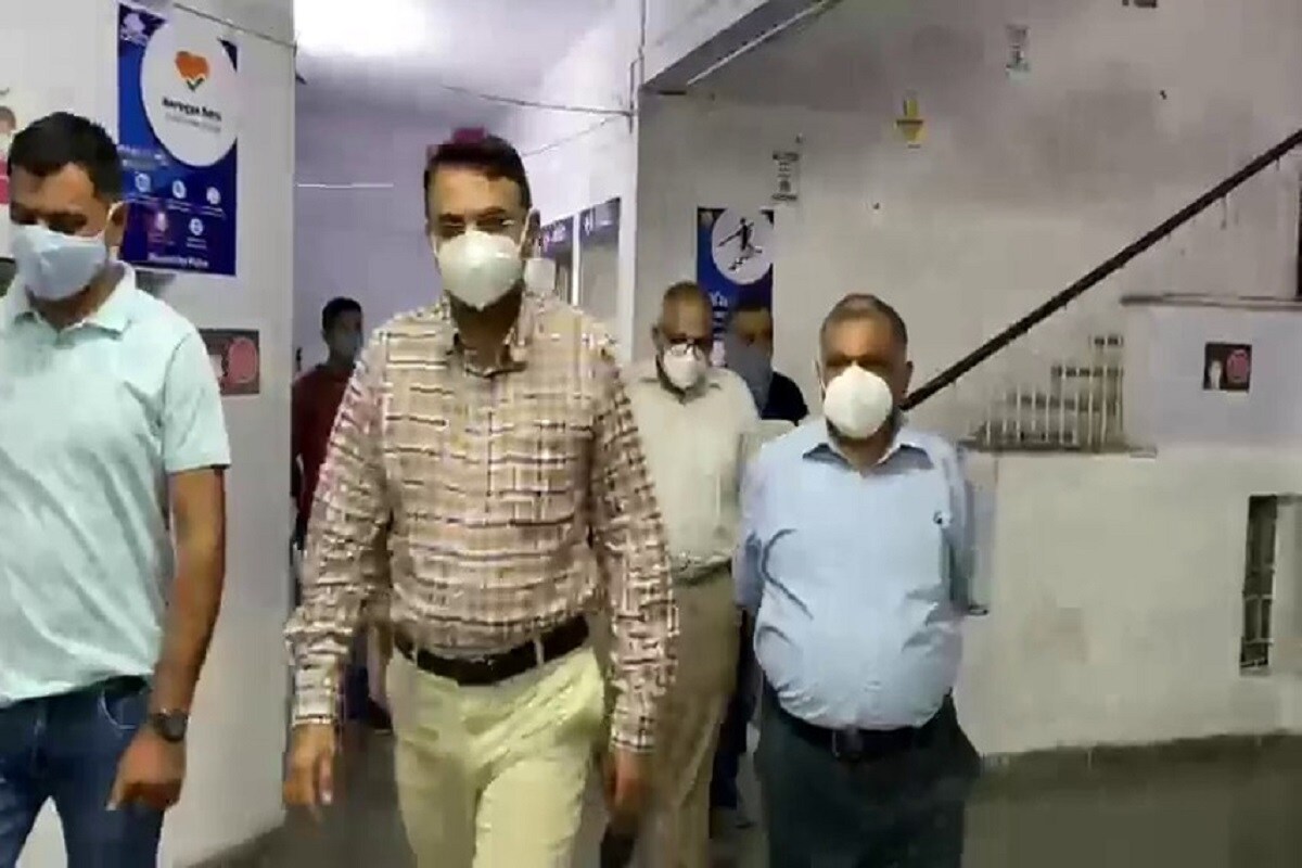 અંકિત પોપટ, રાજકોટ : રાજકોટની ઉદય શિવાનંદ કોવિડ હોસ્પિટલમાં સર્જાયેલ અગ્નિકાંડ મામલે રાજકોટ તાલુકા પોલીસે નામાંકિત 3 તબીબોની ધરપકડ કરી છે. ત્રણેય નામાંકિત ડોક્ટરોના RTPCR ટેસ્ટ નેગેટીવ આવતા ત્રણેયની ધરપકડ કરવામાં આવી છે. રાજકોટમાં ગુરુવારે મોડી રાત્રે ઉદય શિવાનંદ હોસ્પિટલમાં આગનો બનાવ સામે આવ્યો હતો. આગમાં પાંચ દર્દીઓના મૃત્યુ નિપજયા હતા. રાજ્ય સરકાર દ્વારા તપાસના આદેશ આપી દેવામાં આવ્યા હતા. રાજ્ય સરકાર દ્વારા મૃતકોના પરિવાર માટે સહાય પણ ઘોષિત કરવામાં આવી હતી. અંકિત પોપટ, રાજકોટ : રાજકોટની ઉદય શિવાનંદ કોવિડ હોસ્પિટલમાં સર્જાયેલ અગ્નિકાંડ મામલે રાજકોટ તાલુકા પોલીસે નામાંકિત 3 તબીબોની ધરપકડ કરી છે. ત્રણેય નામાંકિત ડોક્ટરોના RTPCR ટેસ્ટ નેગેટીવ આવતા ત્રણેયની ધરપકડ કરવામાં આવી છે. રાજકોટમાં ગુરુવારે મોડી રાત્રે ઉદય શિવાનંદ હોસ્પિટલમાં આગનો બનાવ સામે આવ્યો હતો. આગમાં પાંચ દર્દીઓના મૃત્યુ નિપજયા હતા. રાજ્ય સરકાર દ્વારા તપાસના આદેશ આપી દેવામાં આવ્યા હતા. રાજ્ય સરકાર દ્વારા મૃતકોના પરિવાર માટે સહાય પણ ઘોષિત કરવામાં આવી હતી.