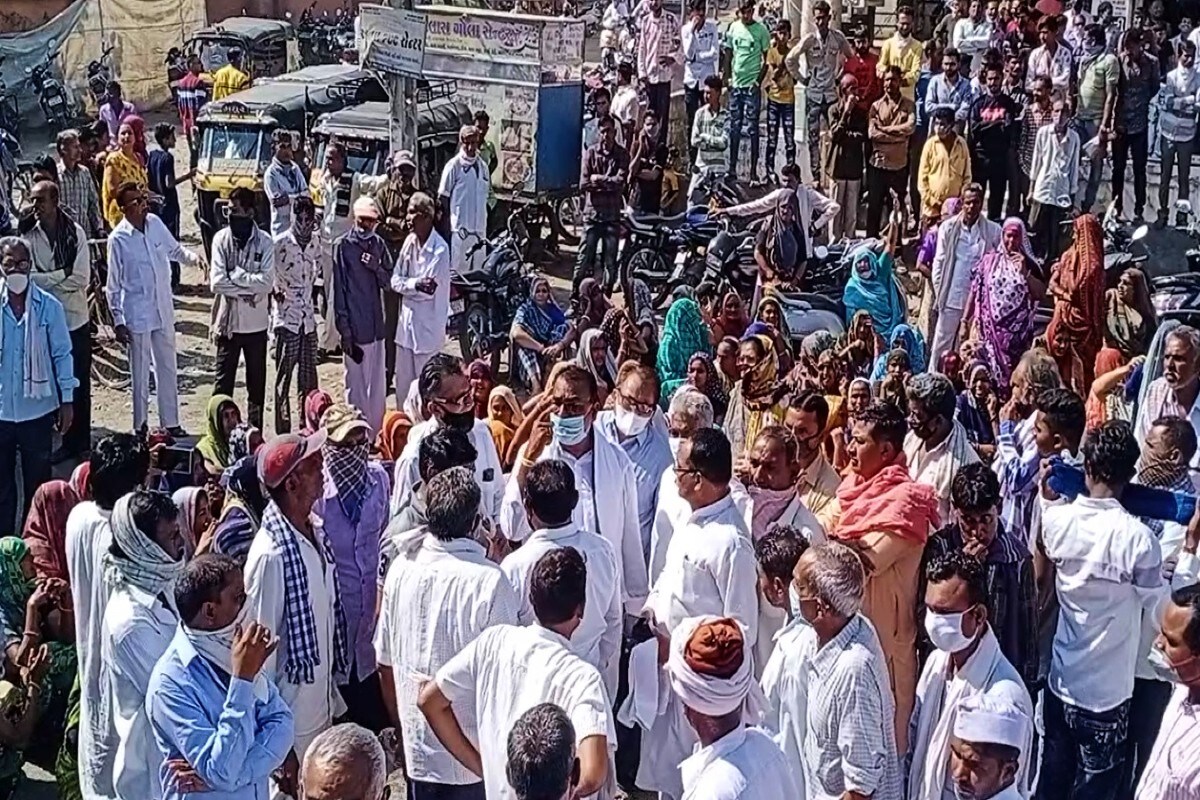 આ દ્રશ્યો છે ઉનાનાં. જ્યા ઉના પોલીસ સ્ટેશનની સામેજ કેટલાક લોકો નારા લગાવી રહ્યા છે. પોલીસ સ્ટેશનને ઘેરી રહ્યા છે. પોલીસ સાથે ઉગ્ર ચર્ચા કરી રહ્યા છે. ઘટના એ છે કે ઉનાની પરણીતાંએ થોડા દિવસ પહેલા પોતાના ઘરે ગળેફાંસો ખાઈ આત્મહત્યાં કરી છે. આ મહિલાના પોલીસ કર્મચારી તરીકે ફરજ બજાવતા ઉનાનાં જ યુવાન સાથે લગ્ન થયા હતા. યુવતીના પરિવારજનો એ જણાવ્યું હતું કે, "લગ્ન બાદ અવાર નવાર અમારી દીકરીને તેઓના સાસરિયાઓ દ્વારા શારીરિક અને માનસિક ત્રાસ આપવામાં આવતો હતો." આ દ્રશ્યો છે ઉનાનાં. જ્યા ઉના પોલીસ સ્ટેશનની સામેજ કેટલાક લોકો નારા લગાવી રહ્યા છે. પોલીસ સ્ટેશનને ઘેરી રહ્યા છે. પોલીસ સાથે ઉગ્ર ચર્ચા કરી રહ્યા છે. ઘટના એ છે કે ઉનાની પરણીતાંએ થોડા દિવસ પહેલા પોતાના ઘરે ગળેફાંસો ખાઈ આત્મહત્યાં કરી છે. આ મહિલાના પોલીસ કર્મચારી તરીકે ફરજ બજાવતા ઉનાનાં જ યુવાન સાથે લગ્ન થયા હતા. યુવતીના પરિવારજનો એ જણાવ્યું હતું કે, "લગ્ન બાદ અવાર નવાર અમારી દીકરીને તેઓના સાસરિયાઓ દ્વારા શારીરિક અને માનસિક ત્રાસ આપવામાં આવતો હતો."