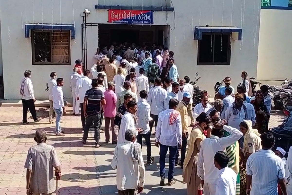 પરિણીતાએ આ અંગે અવાર-નવાર પોતાના પિયર પક્ષને આ બાબતથી અવગત કર્યા હતા. પરંતુ સામાજિક પ્રતિષ્ઠા અને મોભાનું સ્થાન ધરાવનાર યુવતીના પરિવારજનો યુવતીને સમજાવીને,થોડું સહન કરીને પોતાનું ઘર સાંભળવા સમજાવતા હતા. યુવતીના પરિવારજનોના આક્ષેપ મુજબ 'આખરે અમારી દીકરી માનસિક રીતે ભાંગી પડતા તે આત્મહત્યા કરવા મજબૂર બની હતી.' પરિણીતાએ આ અંગે અવાર-નવાર પોતાના પિયર પક્ષને આ બાબતથી અવગત કર્યા હતા. પરંતુ સામાજિક પ્રતિષ્ઠા અને મોભાનું સ્થાન ધરાવનાર યુવતીના પરિવારજનો યુવતીને સમજાવીને,થોડું સહન કરીને પોતાનું ઘર સાંભળવા સમજાવતા હતા. યુવતીના પરિવારજનોના આક્ષેપ મુજબ 'આખરે અમારી દીકરી માનસિક રીતે ભાંગી પડતા તે આત્મહત્યા કરવા મજબૂર બની હતી.'