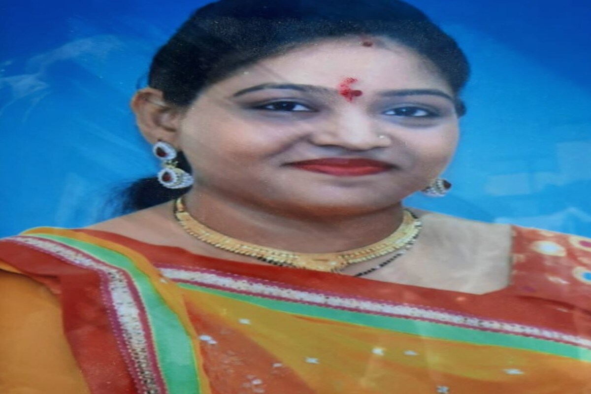 દિનેશ સોલંકી, ગીરસોમનાથ : ગીર સોમનાથનાં ઉના ખાતે દલિત પરિણીતાએ બે દિવસ પહેલાં ગળે ફાંસો ખાઈ આત્મહત્યા કર્યાનો મામલો ગરમાયો. મૃતકના પિતા દ્વારા ઉના પોલીસમાં ફરિયાદ કરવા છતાં આરોપીને પકડતી ન હોય આજે મૃતક યુવતીના સગા અને અન્ય મહિલાઓએ ઉના પોલીસ સ્ટેશનને ઘેરાવ કર્યો હતો. તેમજ રસ્તો કર્યો ચક્કાજામ. આરોપીની તાત્કાલિક અસરથી ધરપકડ કરવા કરી માંગ કરી હતી. દિનેશ સોલંકી, ગીરસોમનાથ : ગીર સોમનાથનાં ઉના ખાતે દલિત પરિણીતાએ બે દિવસ પહેલાં ગળે ફાંસો ખાઈ આત્મહત્યા કર્યાનો મામલો ગરમાયો. મૃતકના પિતા દ્વારા ઉના પોલીસમાં ફરિયાદ કરવા છતાં આરોપીને પકડતી ન હોય આજે મૃતક યુવતીના સગા અને અન્ય મહિલાઓએ ઉના પોલીસ સ્ટેશનને ઘેરાવ કર્યો હતો. તેમજ રસ્તો કર્યો ચક્કાજામ. આરોપીની તાત્કાલિક અસરથી ધરપકડ કરવા કરી માંગ કરી હતી.