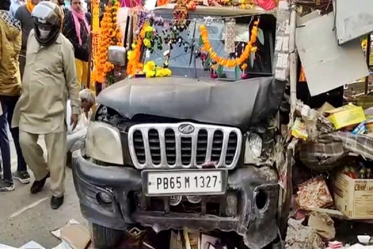 મળતી માહિતી પ્રમાણે એક બેકાબૂ સ્કોર્પિયો જીપ દિવાળીના સામાનથી સજેલી દુકાનમાં ઘૂસી ગઈ હતી. જેના પગલે એક બાળક ઘાયલ થયું હતું. આ અંગે પોલીસે ગુનો નોંધી તપાસ હાથધરી છે. મળતી માહિતી પ્રમાણે એક બેકાબૂ સ્કોર્પિયો જીપ દિવાળીના સામાનથી સજેલી દુકાનમાં ઘૂસી ગઈ હતી. જેના પગલે એક બાળક ઘાયલ થયું હતું. આ અંગે પોલીસે ગુનો નોંધી તપાસ હાથધરી છે.
