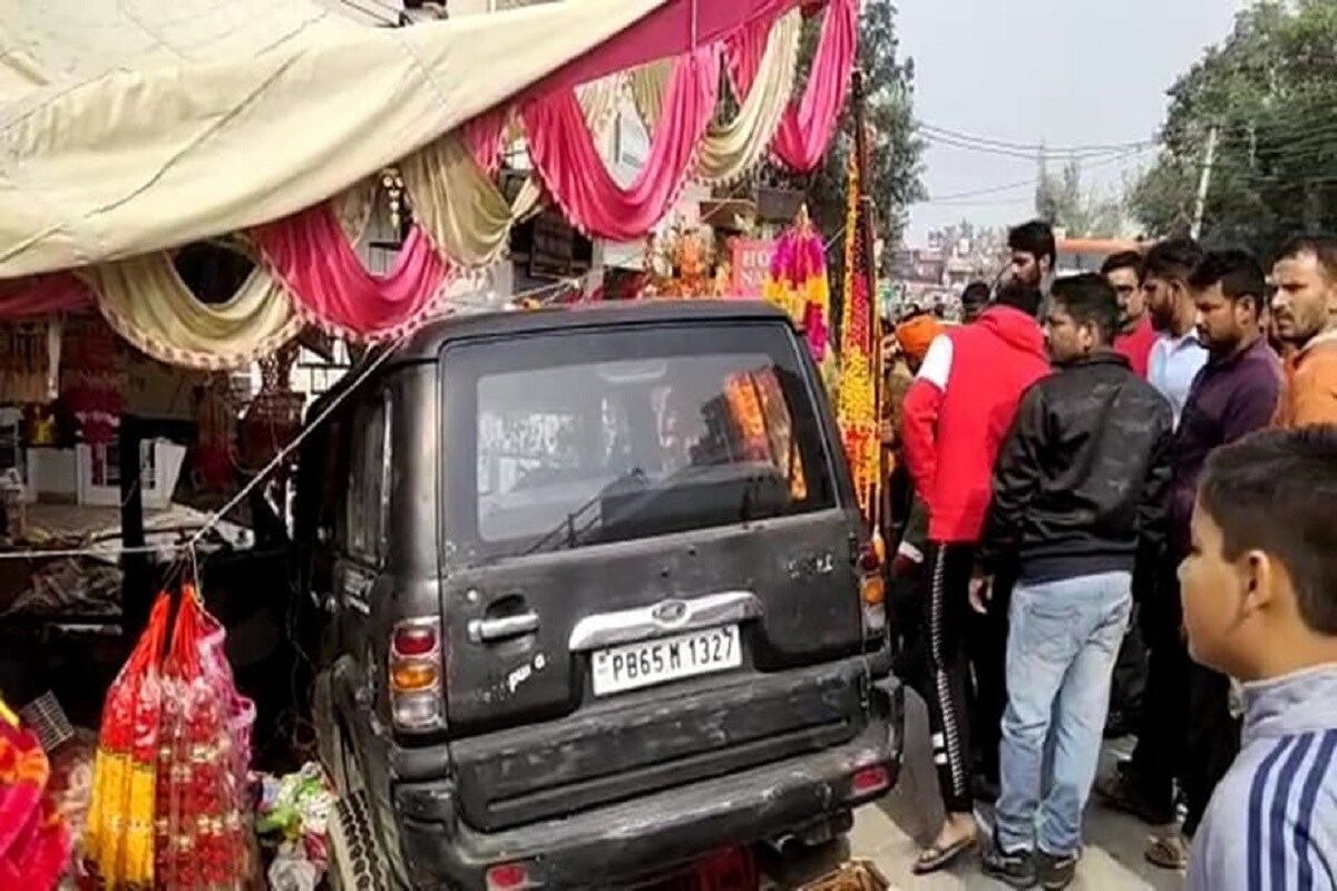 શનિવારે સવારે ઉનાના સંતોષગઢ રોડ ઉપર એક કાર બેકાબૂ થઈને દુકાનમાં ઘૂસી ગઈ હતી. જેમાં દુકાન બહાર ઊભેલો દુકાનદારનો પુત્ર ઘાયલ થયો હતો. સદનસિબે આ ઘટનામાં કોઈ જાનહાની થઈ નહતી. માત્ર સામાનનું જ નુકસાન થયું હતું. શનિવારે સવારે ઉનાના સંતોષગઢ રોડ ઉપર એક કાર બેકાબૂ થઈને દુકાનમાં ઘૂસી ગઈ હતી. જેમાં દુકાન બહાર ઊભેલો દુકાનદારનો પુત્ર ઘાયલ થયો હતો. સદનસિબે આ ઘટનામાં કોઈ જાનહાની થઈ નહતી. માત્ર સામાનનું જ નુકસાન થયું હતું.