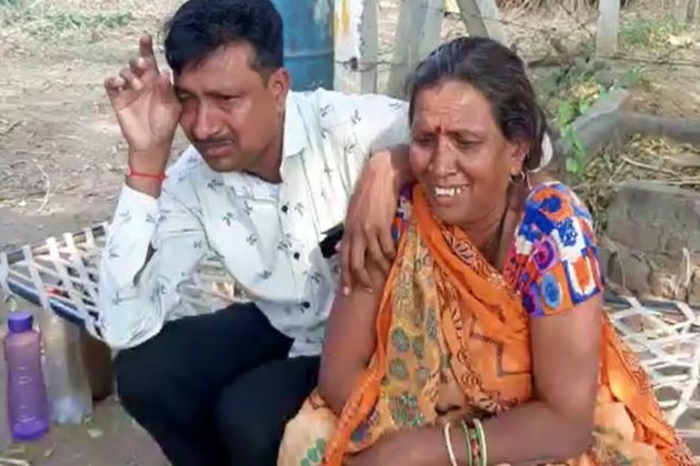 લાપતા યુવાનના પરિવારજને રડતા રડતા જણાવ્યું હતું કે, બહેનને ત્યાં ભાઇબીજ કરવા માટે નીકળ્યા હતા અને અકસ્માત થતાં કેનાલમાં ડૂબ્યા છે. સંબંધી જગમાલસિંહ પઢીયારે જણાવ્યું હતું કે, વિનુભાઇ આજે સવારે 11 વાગ્યાની આસપાસ મુજપુર-દરિયાપુર ગામથી દુમાડ તેમની બહેનને ત્યાં જવા માટે નીકળ્યા હતા અને ભીમુપુરા કેનાલ પાસે 12 વાગ્યાની આસપાસ અકસ્માત થયો હતો. જેમાં વિનુભાઇ કેનાલમાં ડૂબી ગયા હતા અને તેમના પત્ની અને પુત્ર ઇજાગ્રસ્ત થયા હતા. લાપતા યુવાનના પરિવારજને રડતા રડતા જણાવ્યું હતું કે, બહેનને ત્યાં ભાઇબીજ કરવા માટે નીકળ્યા હતા અને અકસ્માત થતાં કેનાલમાં ડૂબ્યા છે. સંબંધી જગમાલસિંહ પઢીયારે જણાવ્યું હતું કે, વિનુભાઇ આજે સવારે 11 વાગ્યાની આસપાસ મુજપુર-દરિયાપુર ગામથી દુમાડ તેમની બહેનને ત્યાં જવા માટે નીકળ્યા હતા અને ભીમુપુરા કેનાલ પાસે 12 વાગ્યાની આસપાસ અકસ્માત થયો હતો. જેમાં વિનુભાઇ કેનાલમાં ડૂબી ગયા હતા અને તેમના પત્ની અને પુત્ર ઇજાગ્રસ્ત થયા હતા.